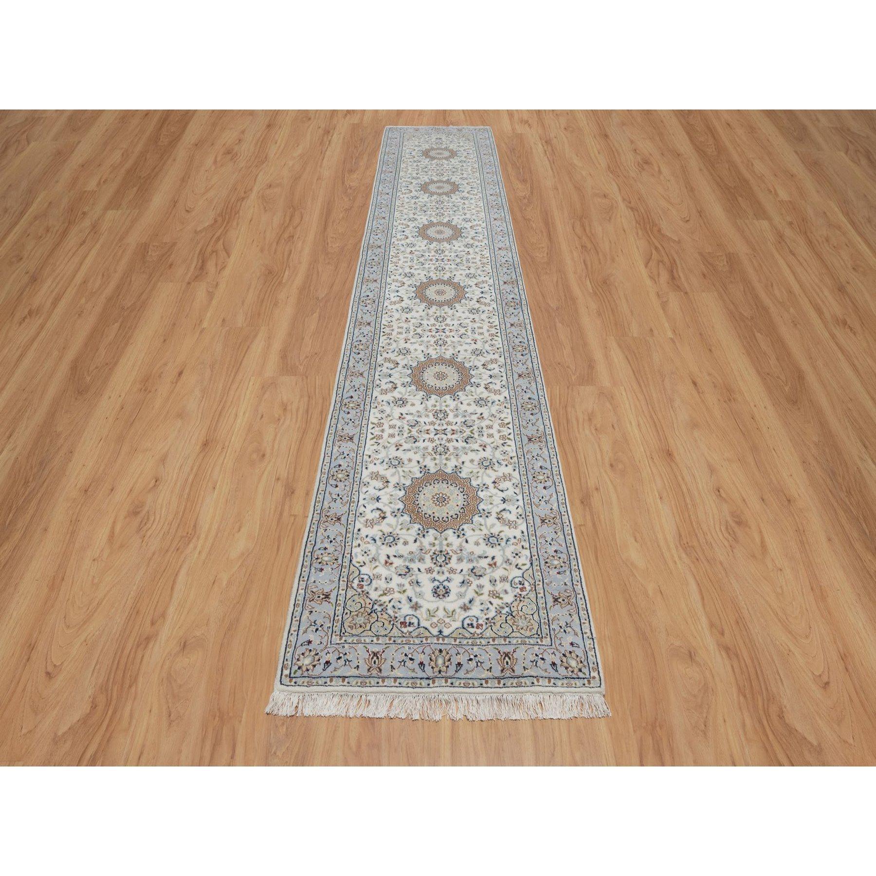 Alabaster Weiß, Nain mit Blumen Medaillon Design, 250 KPSI, Wolle und Seide, Weicher Flor, Handgeknüpft, XL Läufer, Orientteppich
Primäre MATERIALIEN: Wolle & Seide
Latex: Kein Flor 
Höhe: 0,25 Zoll
Stil: Traditionell
Grundfarbe: Elfenbein
Sekundäre