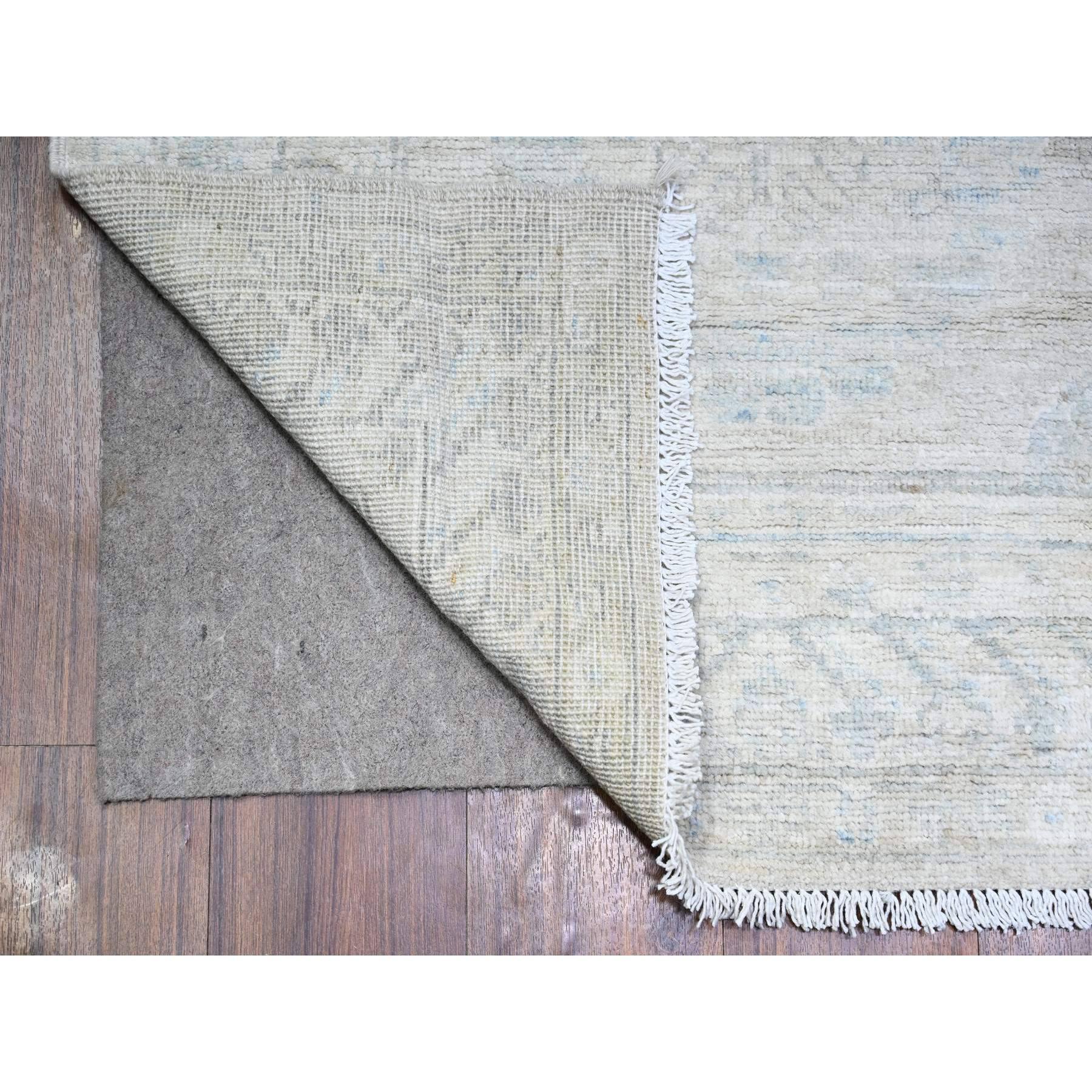 Dies ist eine wirklich echte one-of-a-kind Washed Out Peshawar, Khotan Design, Hand geknüpft, Orientteppich. Es wurde monatelang von erfahrenen Kunsthandwerkern in jahrhundertealten Webtechniken geknüpft.
Primäre MATERIALIEN: Wolle
Latex: Kein Flor