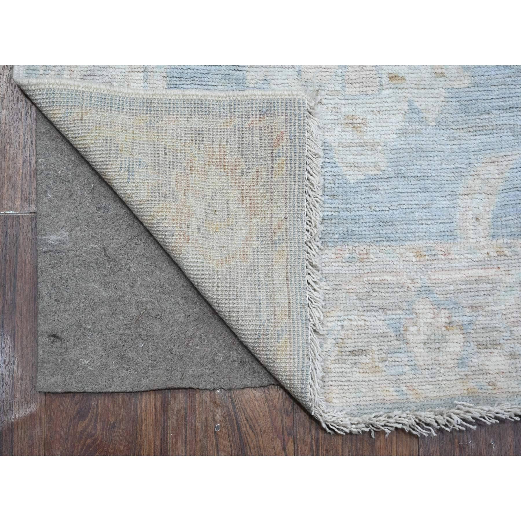 Ésta es una auténtica alfombra oriental de Angora Oushak, anudada a mano, de pura lana, única en su especie. Ha sido anudada durante meses y meses con técnicas artesanales de tejido centenarias por expertos artesanos.
Materiales primarios: