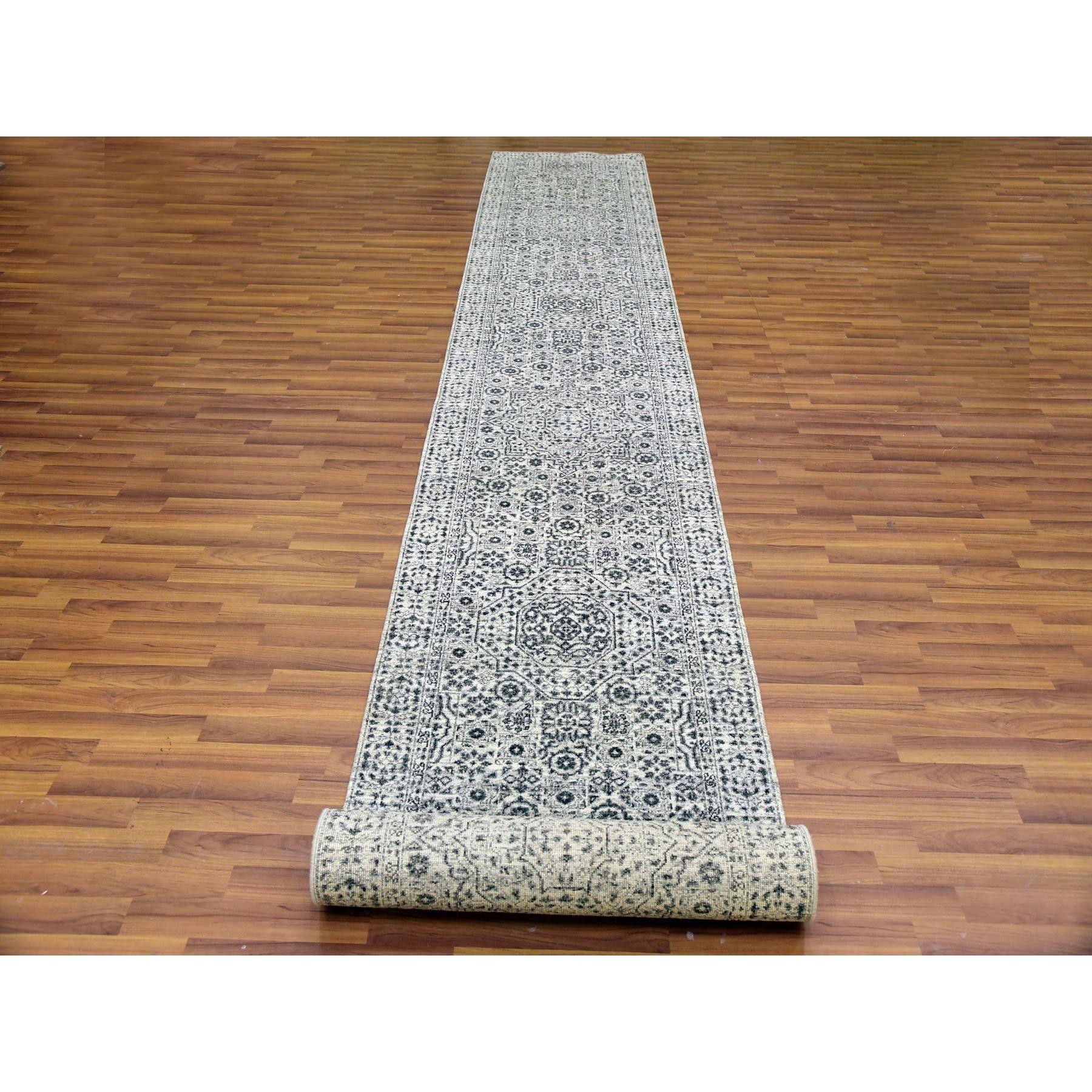 Pomelo Weiß, Mamluken-Dynastie, Ton in Ton, ungefärbte natürliche Wolle, handgeknüpft, Läufer Orientteppich
Primäre MATERIALIEN: Wolle
Latex: Kein Flor 
Höhe: 0,25 Zoll
Stil: Transitional
Grundfarbe: Elfenbein
Sekundärfarben: Elfenbein,