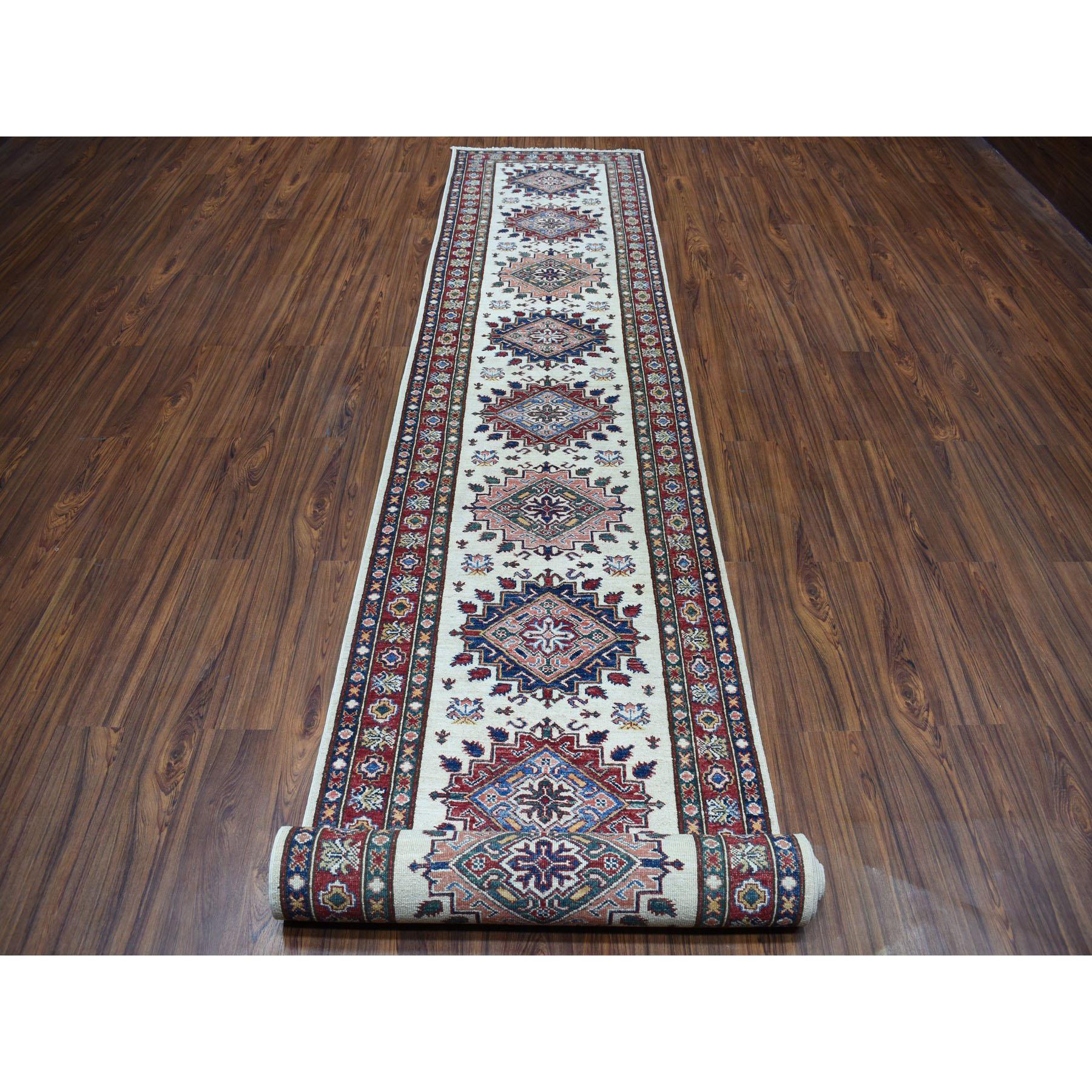 Dies ist ein wirklich echtes one-of-a-kind Super Kazak Geometric Design XL Läufer reine Wolle handgeknüpft Rug.it wurde für Monate und Monate in der Jahrhunderte alten persischen Weberei Handwerkstechniken von erfahrenen Handwerkern