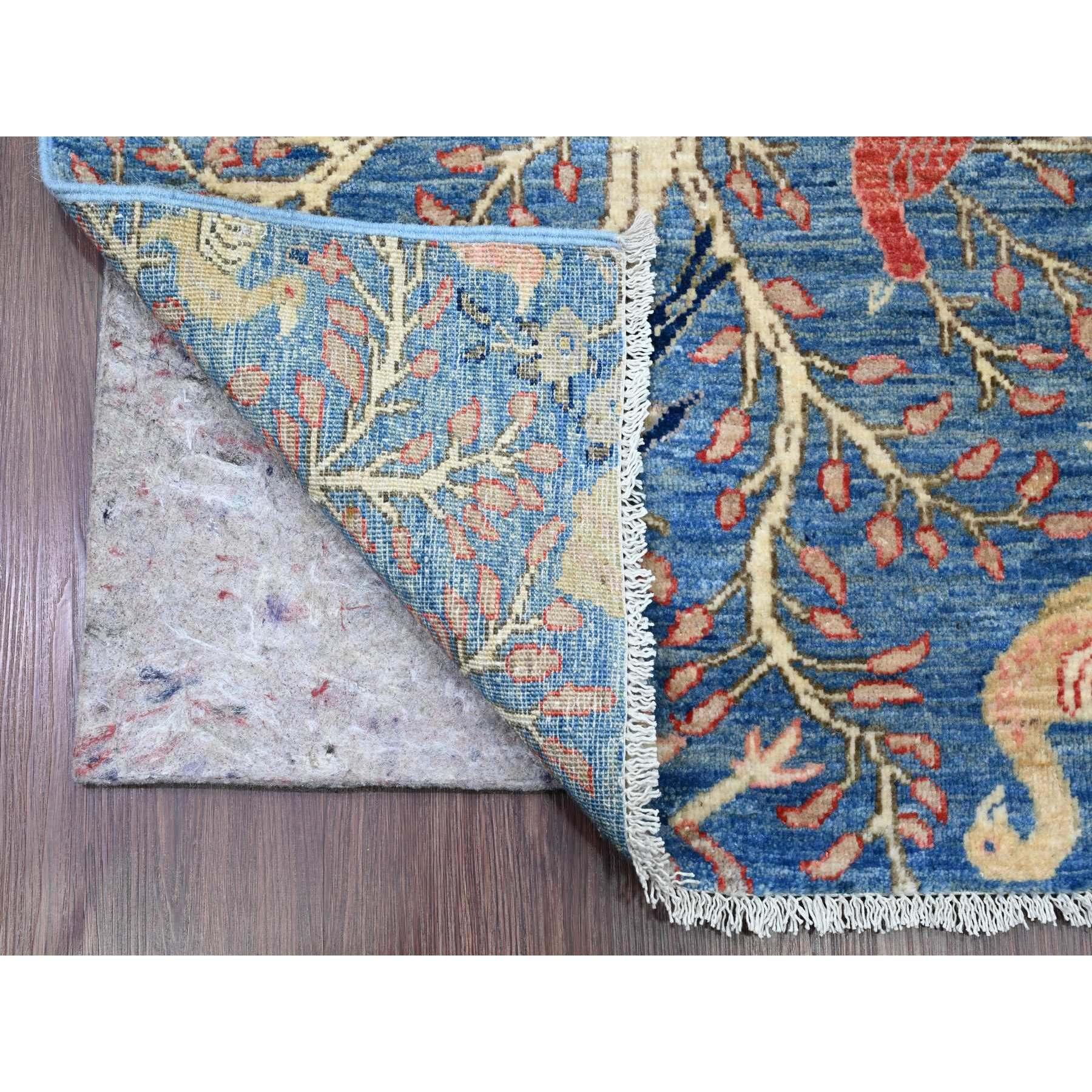 Bayern Blau, Afghanischer Peschawar mit Paradiesvogel-Design, Weiche Wolle, Natürliche Farbstoffe, Handgeknüpft, XL Läufer, Orientteppich
Primäre MATERIALIEN: Wolle
Latex: Kein Flor 
Höhe: 0,25 Zoll
Stil: Transitional
Grundfarbe: Blau
Sekundäre