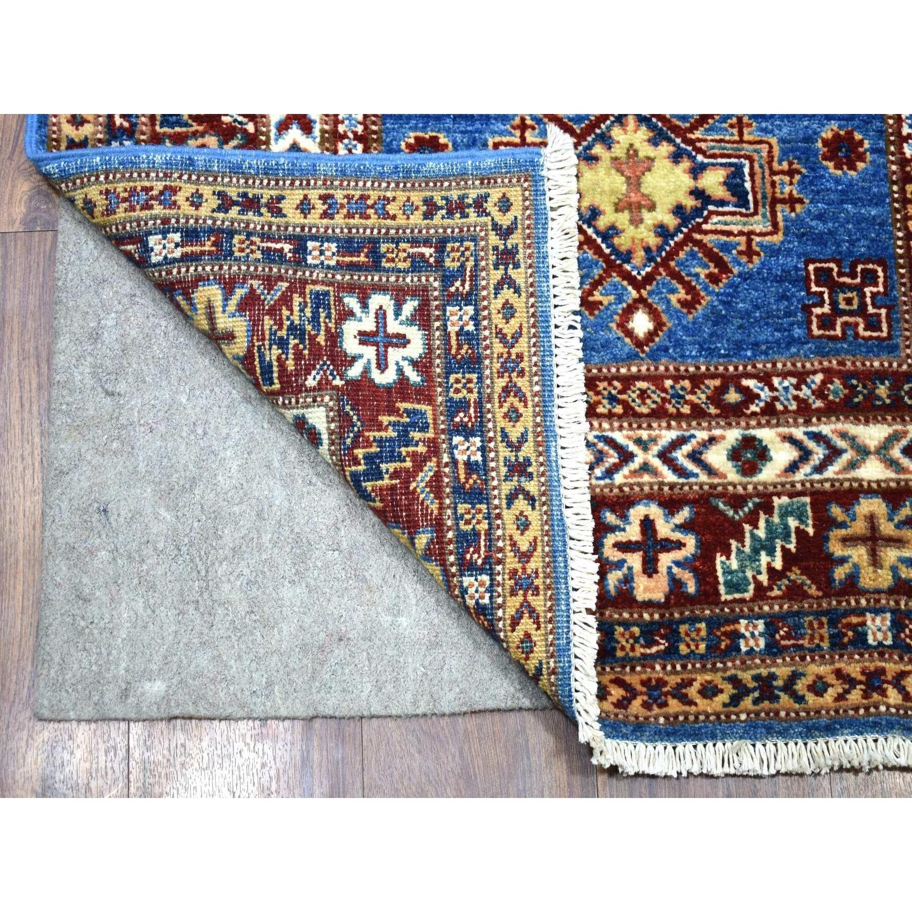 Il s'agit d'un véritable tapis de course Super Kazak à motifs de médaillons tribaux, noué à la main, en laine organique douce, bleu délavé, de type oriental XL. Il a été noué pendant des mois et des mois selon les techniques artisanales de tissage