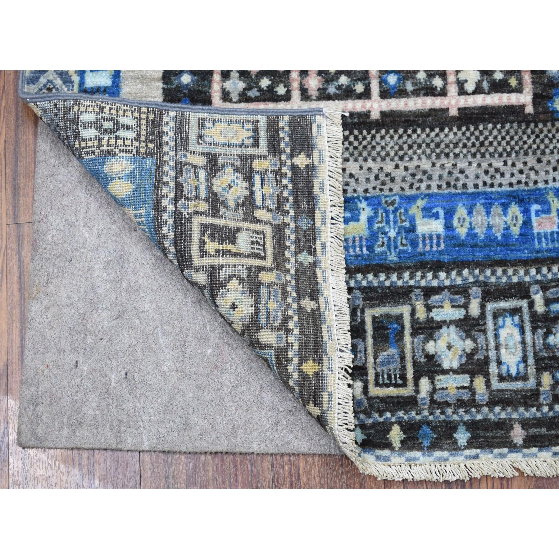 Il s'agit d'un véritable tapis nomade en laine naturelle nouée à la main par Blue Folk Art Kashkuli Gabbeh. Il a été noué pendant des mois et des mois selon des techniques de tissage séculaires par des artisans experts.
Matières premières :