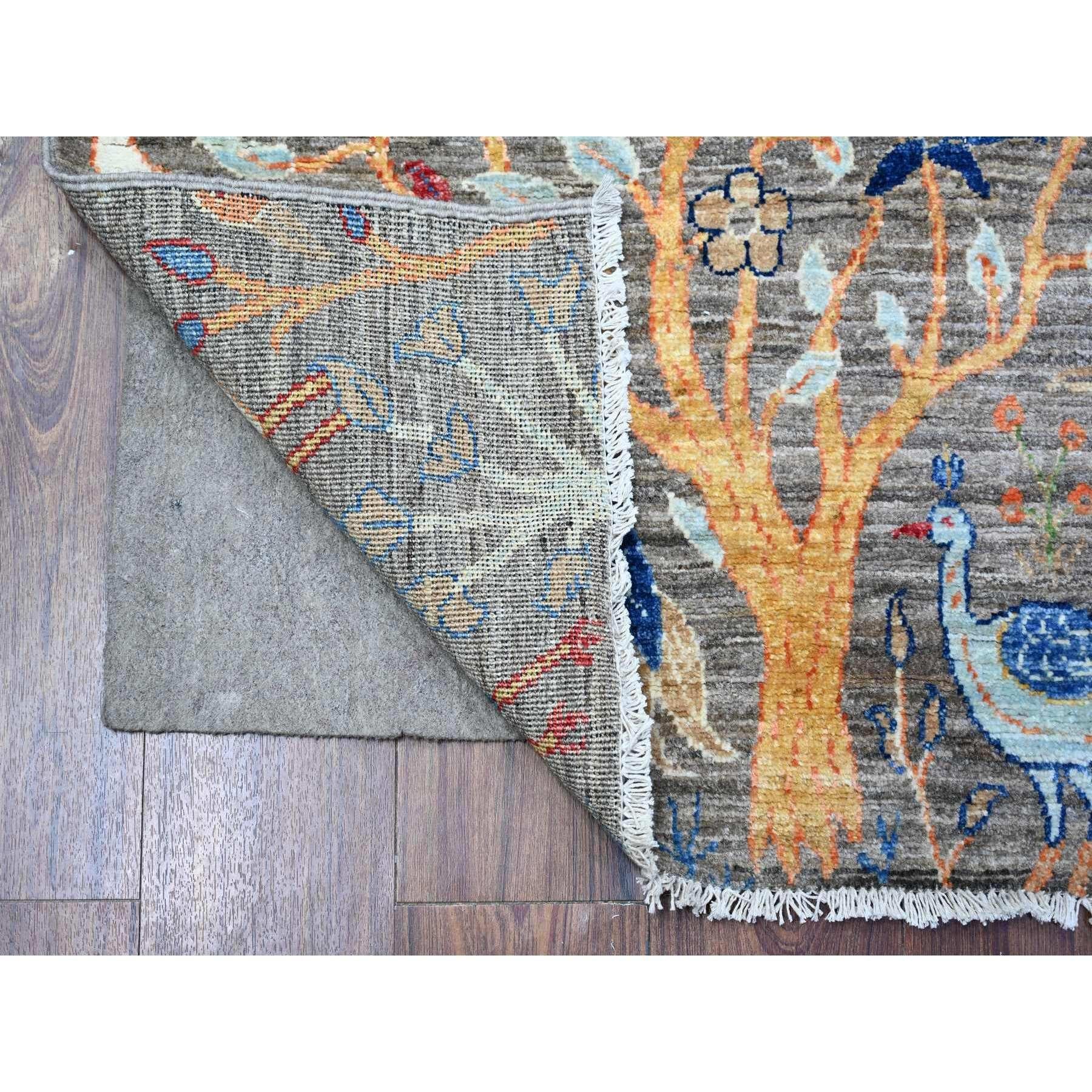 Il s'agit d'un véritable tapis d'Orient afghan Peshawar à motifs d'oiseaux de paradis, noué à la main, en pure laine. Il a été noué pendant des mois et des mois selon des techniques de tissage séculaires par des artisans experts.
Matières premières
