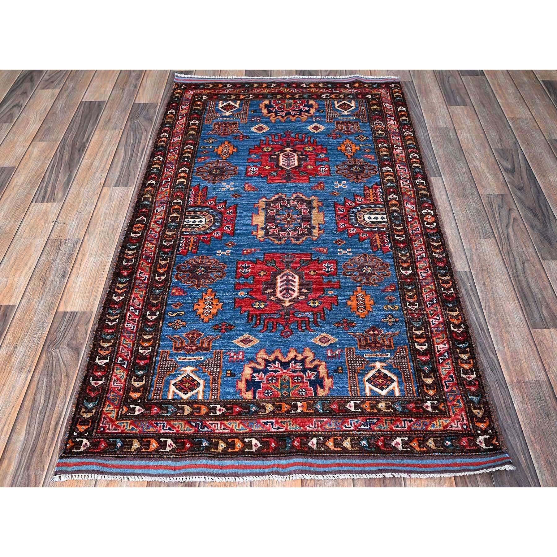 Lichen Blue, Afghan Ersari mit türkischem Knoten, Kaukasisches Design Revival, Handgeknüpft, Weiche und samtige Wolle, Pflanzenfarben, Dicht gewebt, Orientteppich
Primäre MATERIALIEN: Wolle
Latex: Kein Flor 
Höhe: 0,25 Zoll
Stil: