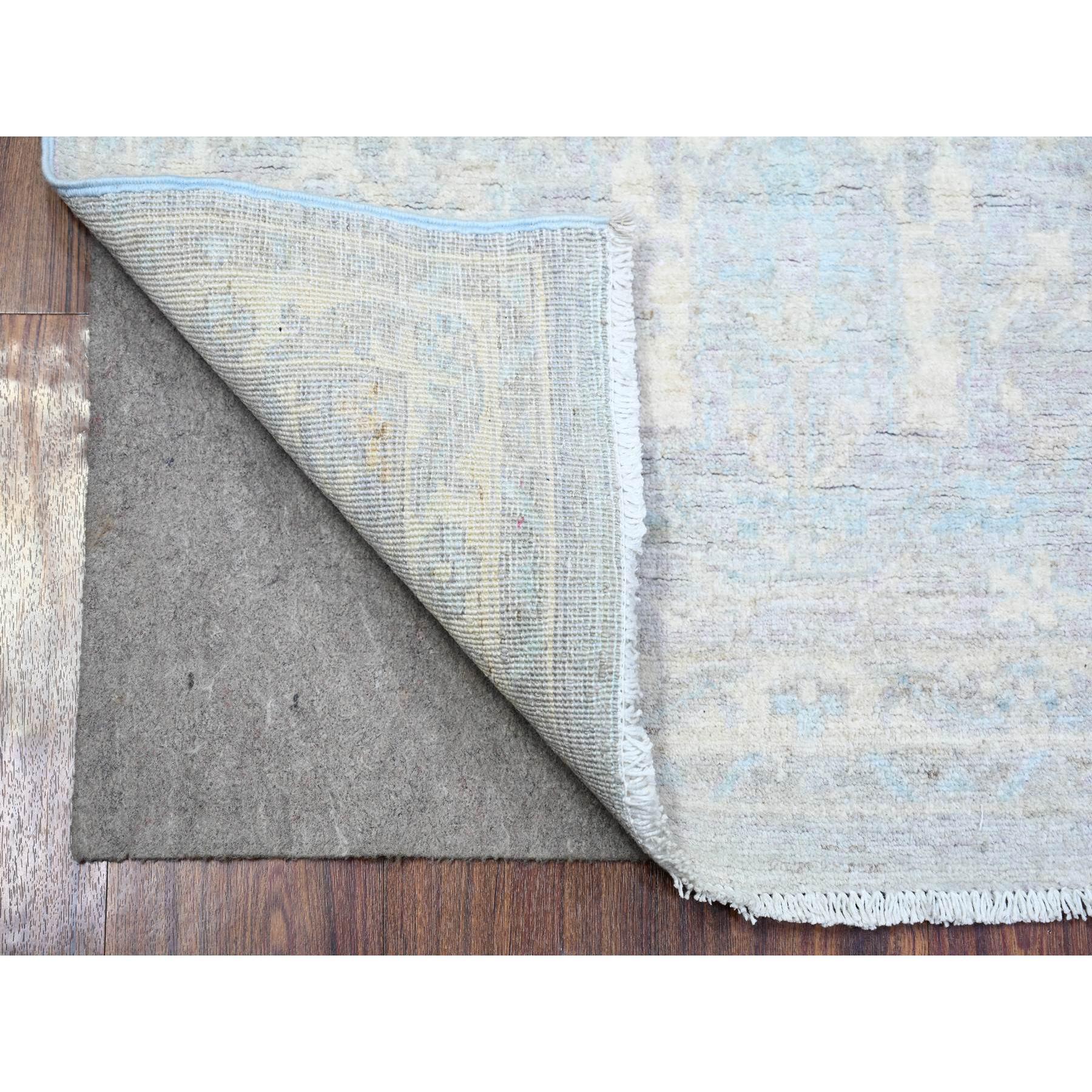 Gris Ceniza, Blanco Lavado Peshawar con Diseño Completo Tintes Naturales, Lana Pura Anudada a Mano, Alfombra Oriental
Materiales primarios: Lana 
Látex: Sin pelo 
altura: 0,25 Pulgadas
Estilo: Transicional
Color principal: Marfil
Colores