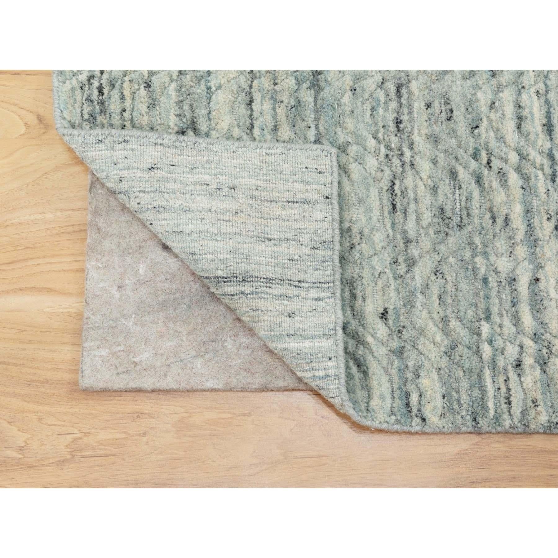 Dies ist eine wirklich echte one-of-a-kind Green Hand Loomed Variegated Textured Design Organic Wool Transitional Oriental Rug. Es wurde monatelang von erfahrenen Handwerkern in der jahrhundertealten persischen Webtechnik gewebt.
Primäre