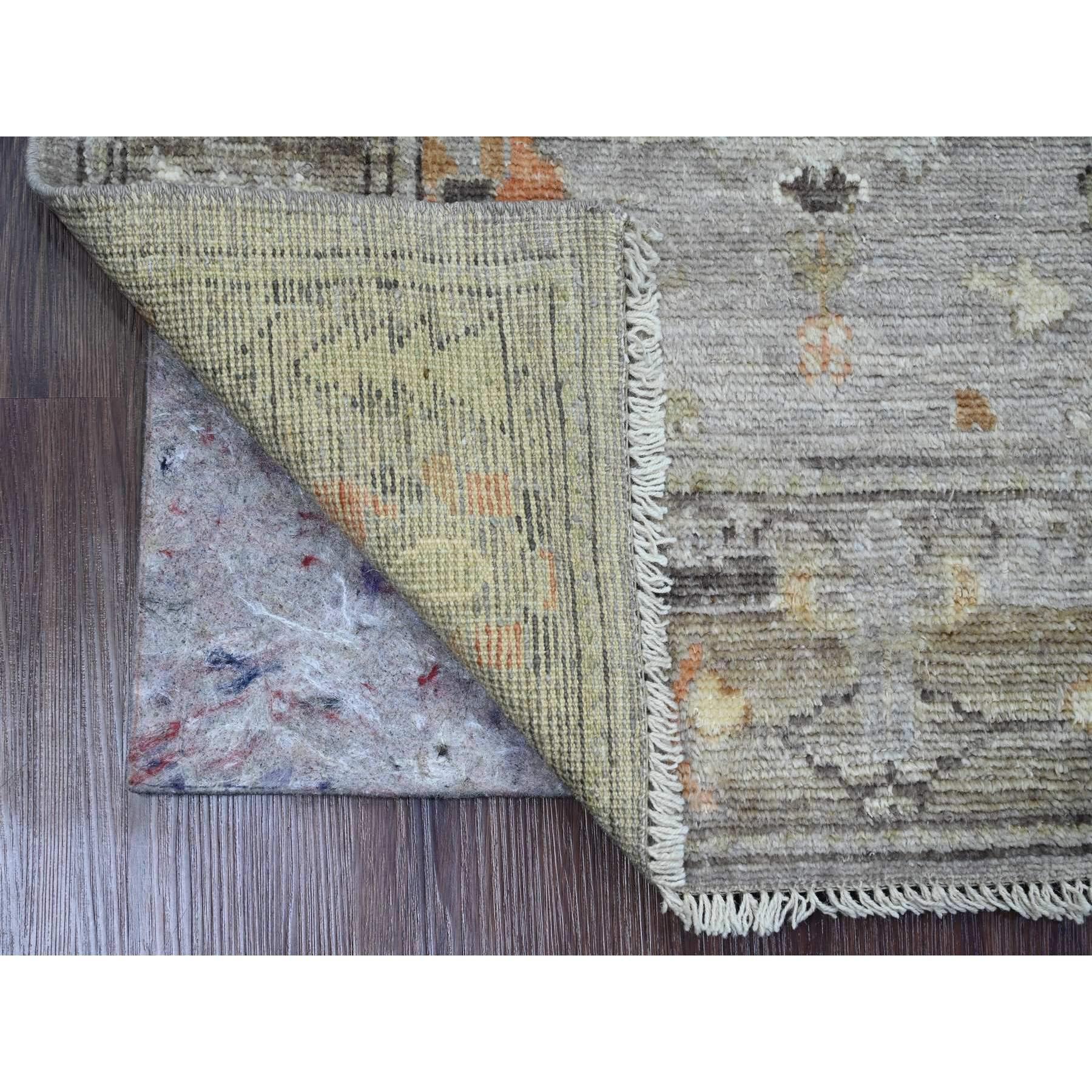 Battleship Gray, Afghanischer Angora Oushak mit buntem Blatt-Design, Pflanzenfarben, 100% Wolle, handgeknüpft, Läufer, Orientteppich
Primäre MATERIALIEN: Wolle
Latex: Kein Flor 
Höhe: 0,25 Zoll
Stil: Transitional
Grundfarbe: Grau
Sekundäre Farben: