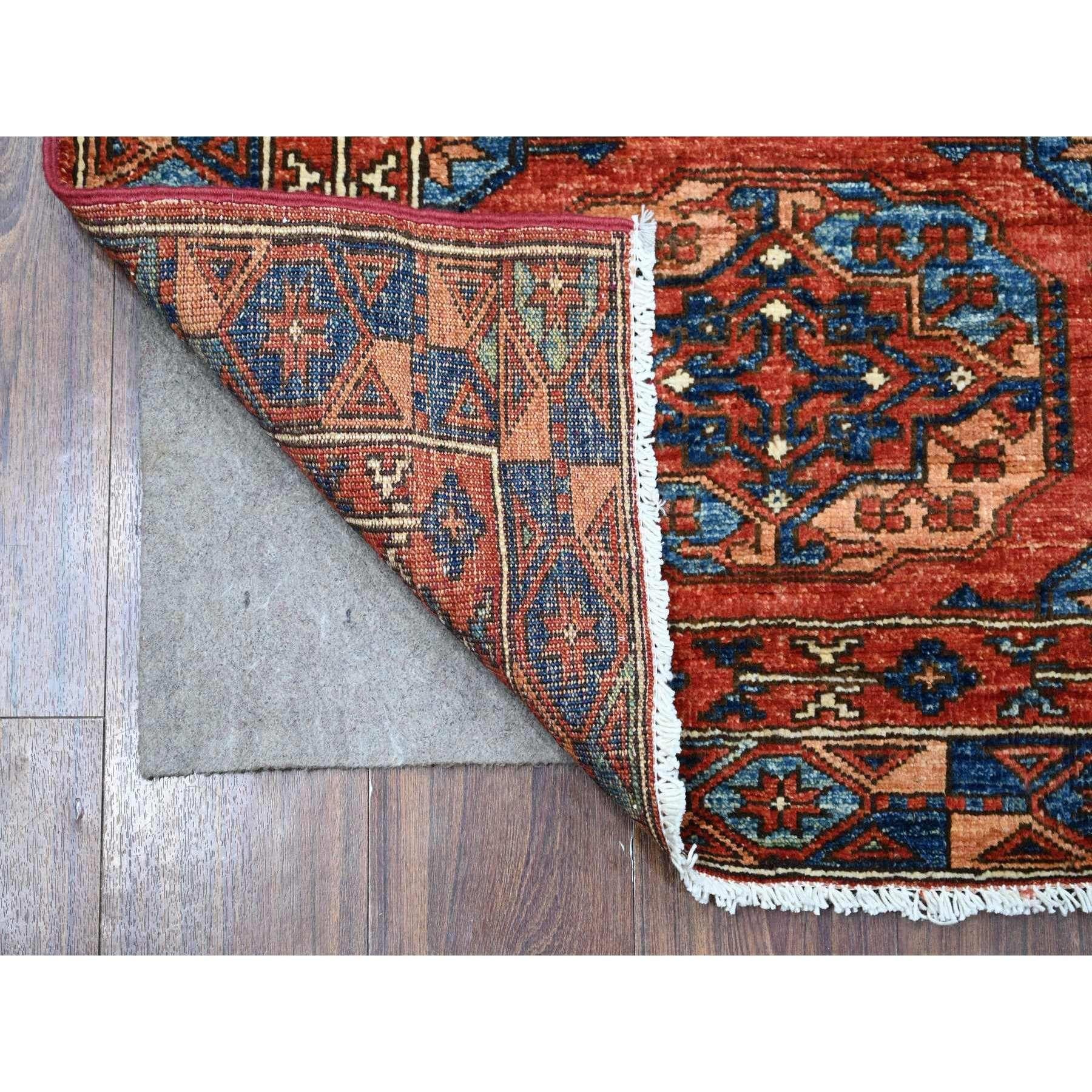 Dies ist eine wirklich echte one-of-a-kind afghanischen Ersari Elefantenfüße Design, handgeknüpft, reine Wolle, Orientteppich. Es wurde monatelang von erfahrenen Kunsthandwerkern in jahrhundertealten Webtechniken geknüpft.
Primäre MATERIALIEN:
