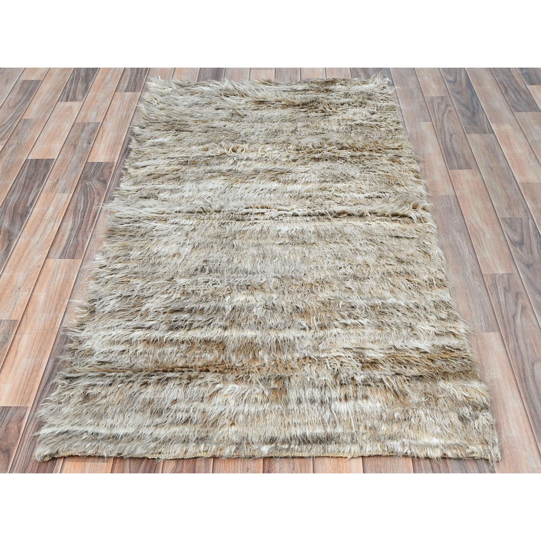 Dies ist eine wirklich echte one-of-a-kind Beige, Shaggy marokkanischen exotischen Textur, ungefärbte natürliche Wolle handgeknüpft, Matte Oriental Rug. Es wurde monatelang von erfahrenen Kunsthandwerkern in jahrhundertealten Webtechniken