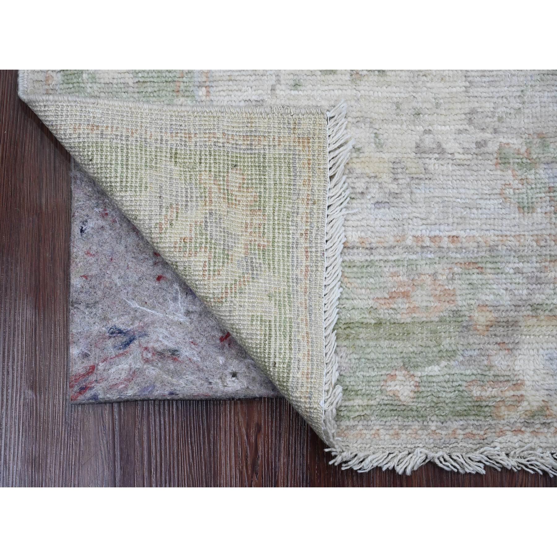Bone White, Annodato a mano, Afghan Angora Oushak con Design/One, Tinture naturali, 100% Lana, Runner, Tappeto orientale
Materiali primari: Lana
Lattice: No Pile 
altezza: 0,25 pollici
Stile: Di transizione
Colore primario: Avorio
Colori secondari: