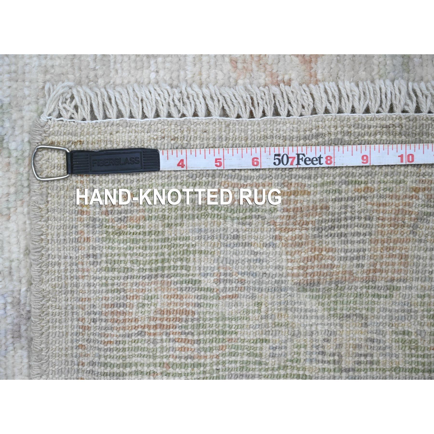 XXI secolo e contemporaneo Tappeto Runner in lana bianco annodato a mano in angora afghana con design a foglie di Oushak in vendita