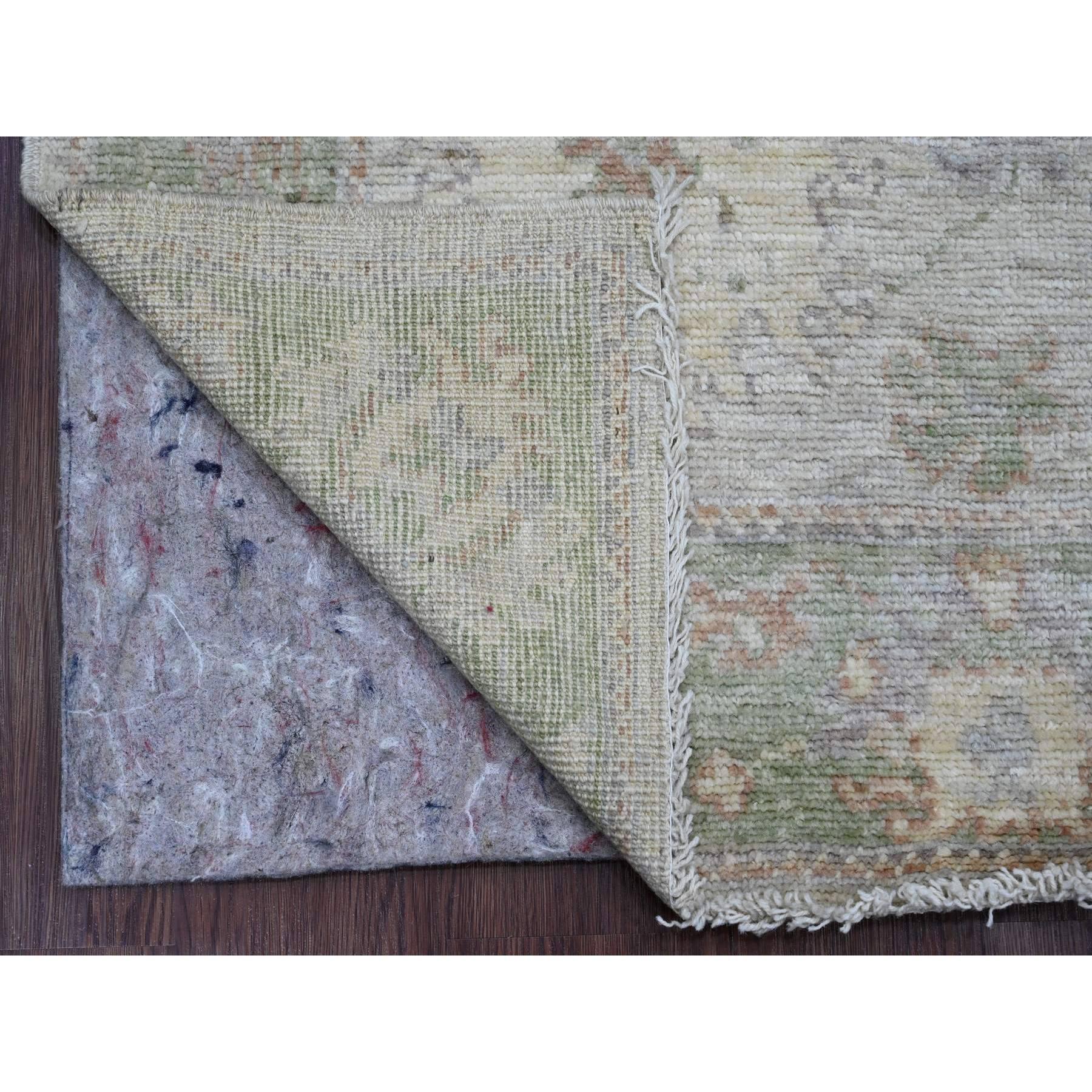 Blanc d'albâtre, noué à la main, Afghan Angora Oushak with Leaf Design, Veggie Dyes, 100% Wool, Runner, Tapis d'Orient
Matières premières : Laine
Latex : Pas de poils 
hauteur : 0,25 pouces
Style : Transitionnel
Couleur primaire : Ivoire
Couleurs