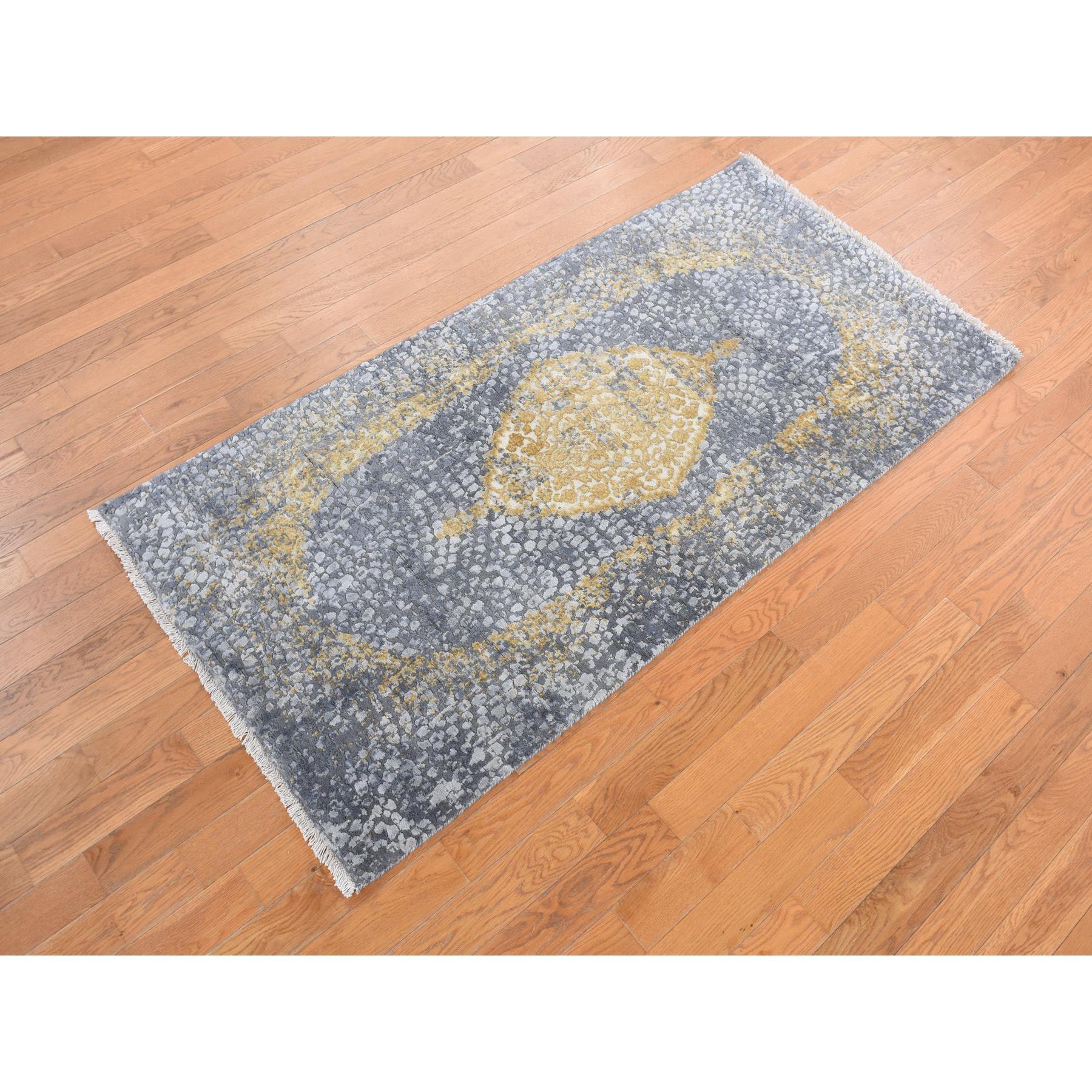 Gris Níquel con Color Dorado, Diseño de Medallón Persa Roto y Borrado, Lana y Seda Pura, Anudada a Mano, Alfombra Oriental Runner
Materiales principales: Lana y seda pura
Látex: Sin pelo 
altura: 0,25 Pulgadas
Estilo: Transicional
Color principal: