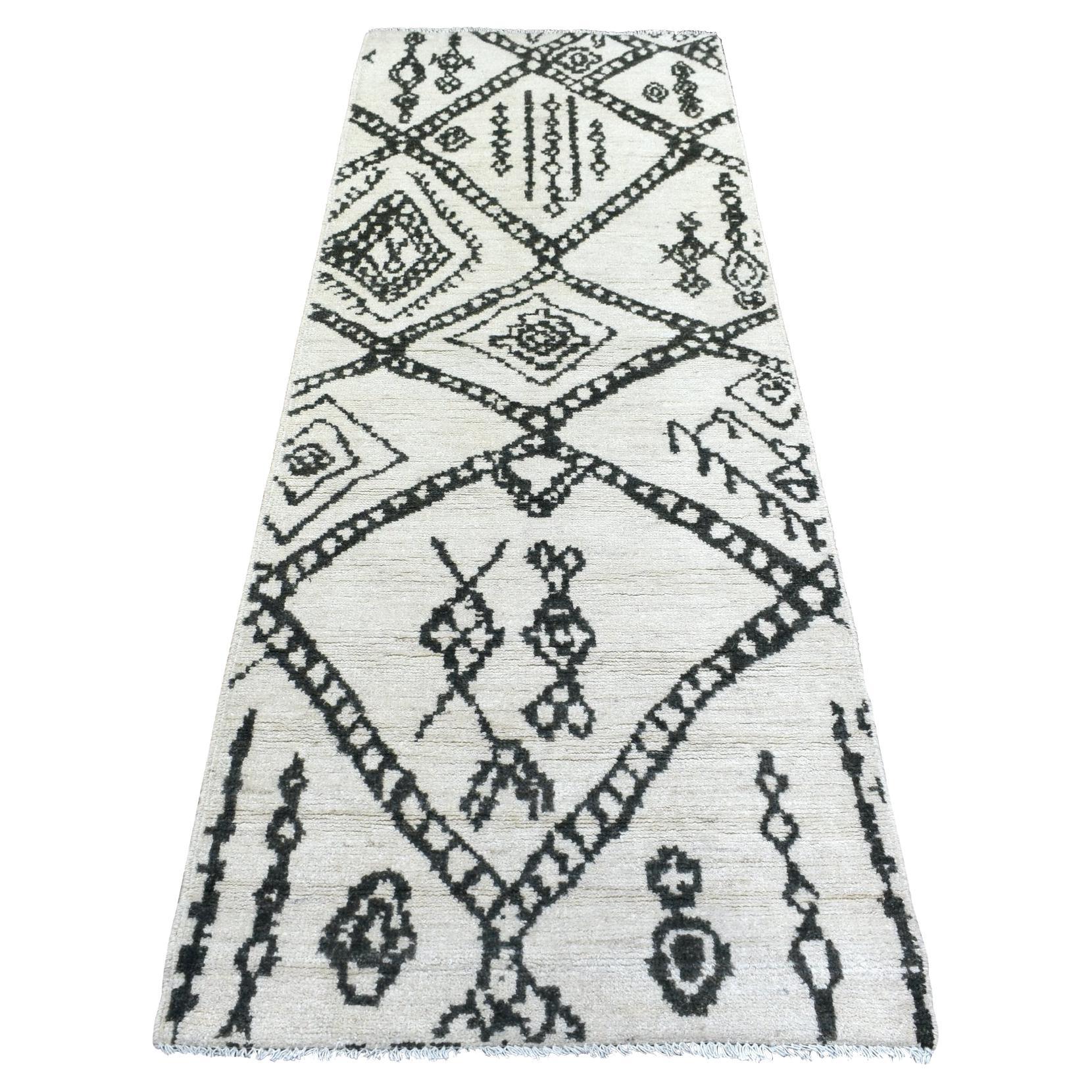 2'10"x7'10" Ivory Hand Knotted Soft Shiny Wool Moroccan Berber Runner Rug For Sale