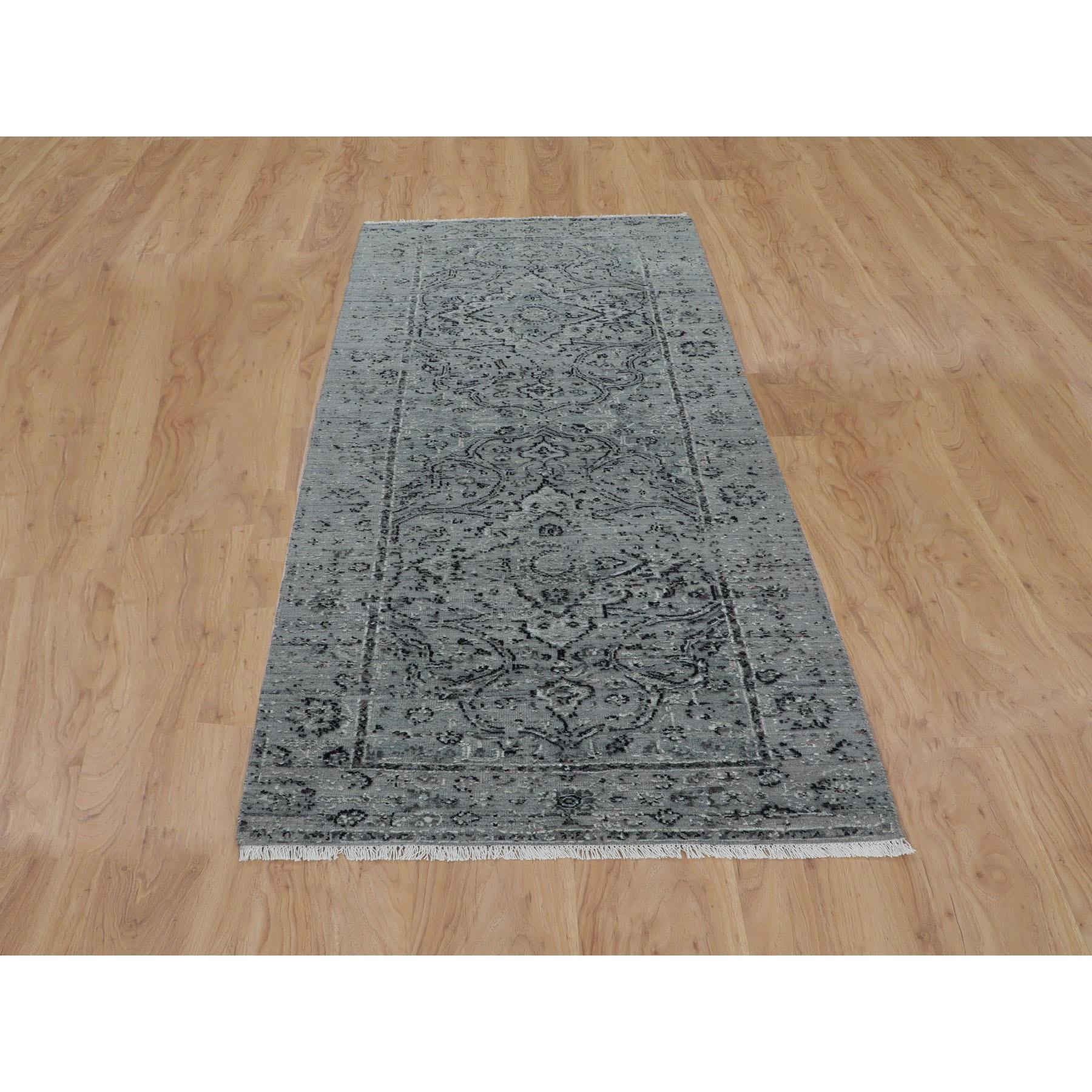 Si tratta di un autentico esemplare unico di tappeto grigio Broken Persian Erased Design Runner Silk With Textured Wool. È stato annodato per mesi e mesi secondo le secolari tecniche di tessitura persiana da esperti artigiani.
Materiali primari: