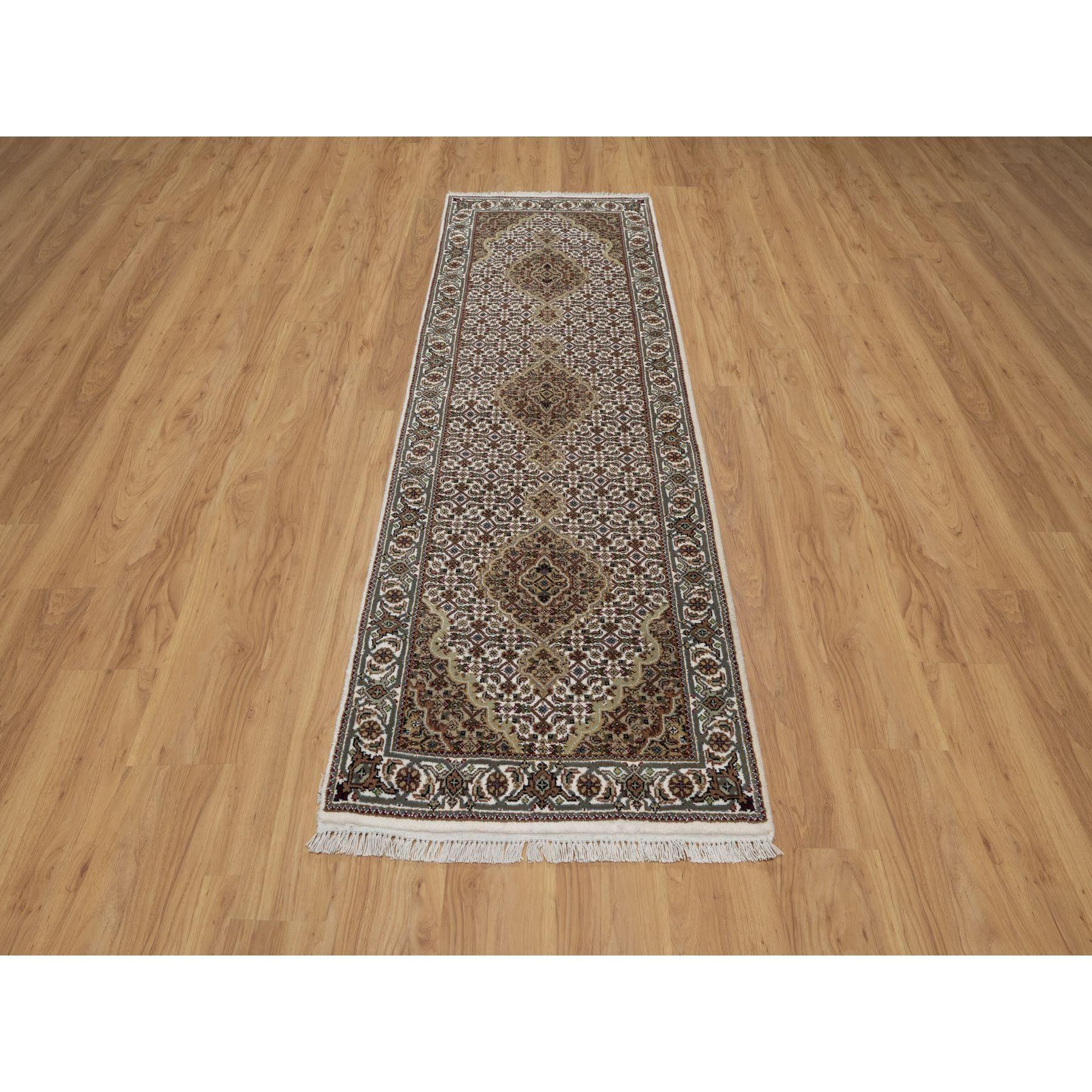 Daisy White, Tabriz Mahi con disegno a medaglione di pesce, annodato a mano, pura lana, trama più fitta, runner, tappeto orientale
Materiali primari: Lana
Lattice: No Pile 
altezza: 0,25 pollici
Stile: Tradizionale
Colore primario: Avorio
Colori
