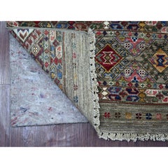 2'10" x 8'2" (ca. 66 cm x 250 cm) – handgeknüpfter Läufer aus biologischer Wolle in Steingrau, Super-Kazak-Ausführung