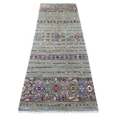2'10" x 8'2" (ca. 66 cm x 250 cm) – handgeknüpfter Läufer aus biologischer Wolle in Steingrau, Super-Kazak-Ausführung