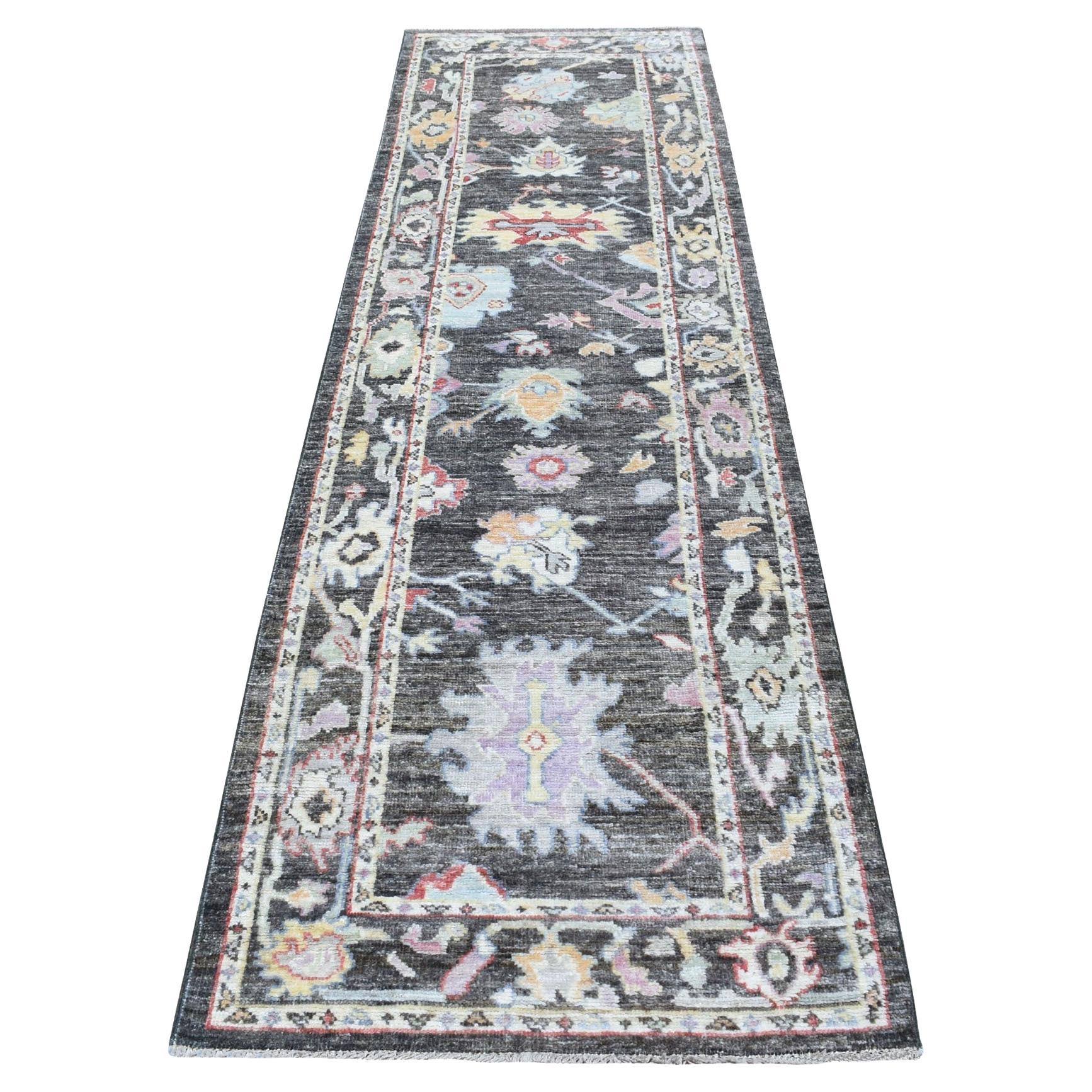2'10 "x9'10" Charcoal Black Angora Oushak With Large Motifs Tapis de course en laine douce en vente
