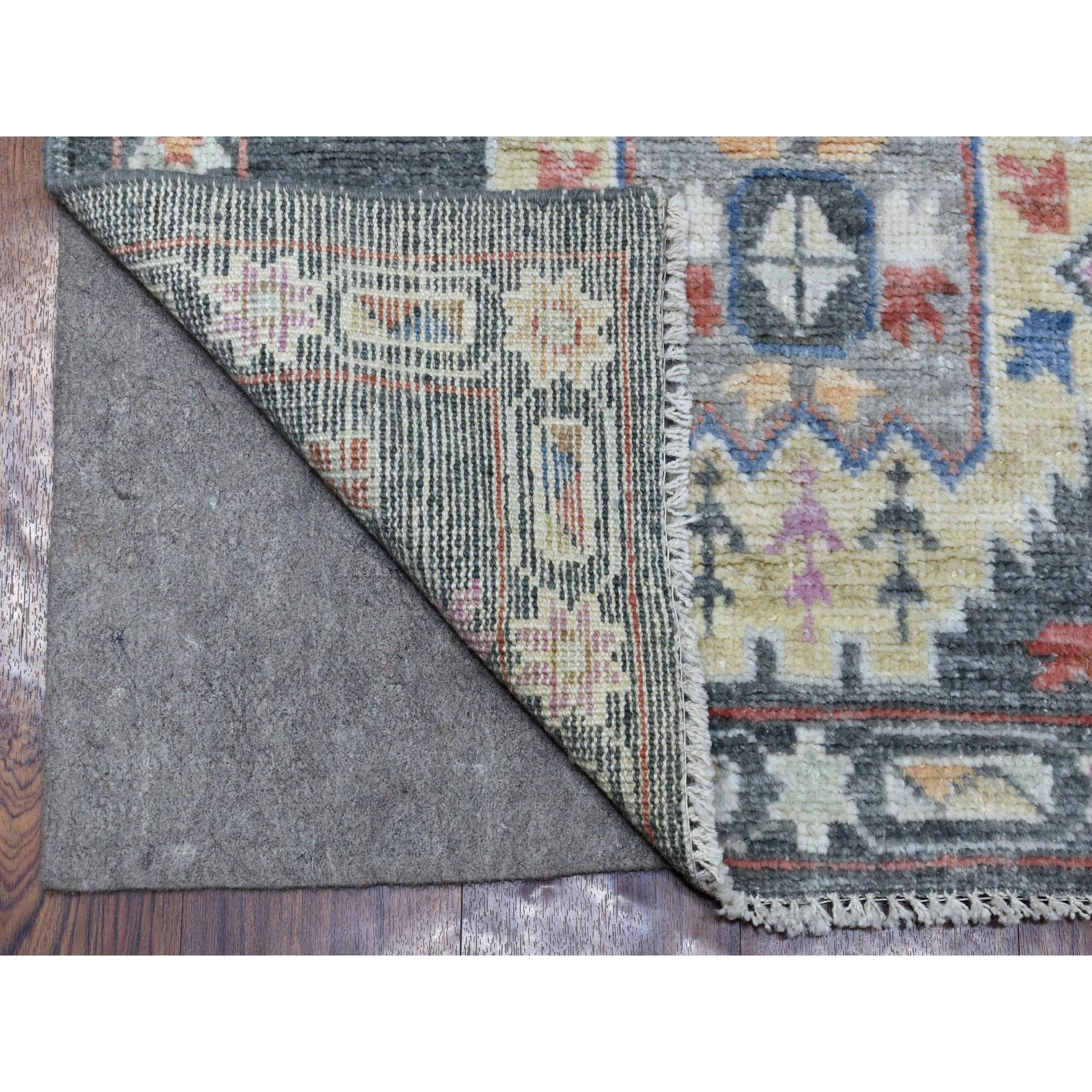 Se trata de una auténtica alfombra oriental de lana anudada a mano de color gris oscuro con diseño geométrico de pueblo de Anatolia Angora Oushak. Ha sido anudado durante meses y meses con técnicas artesanales de tejido centenarias por