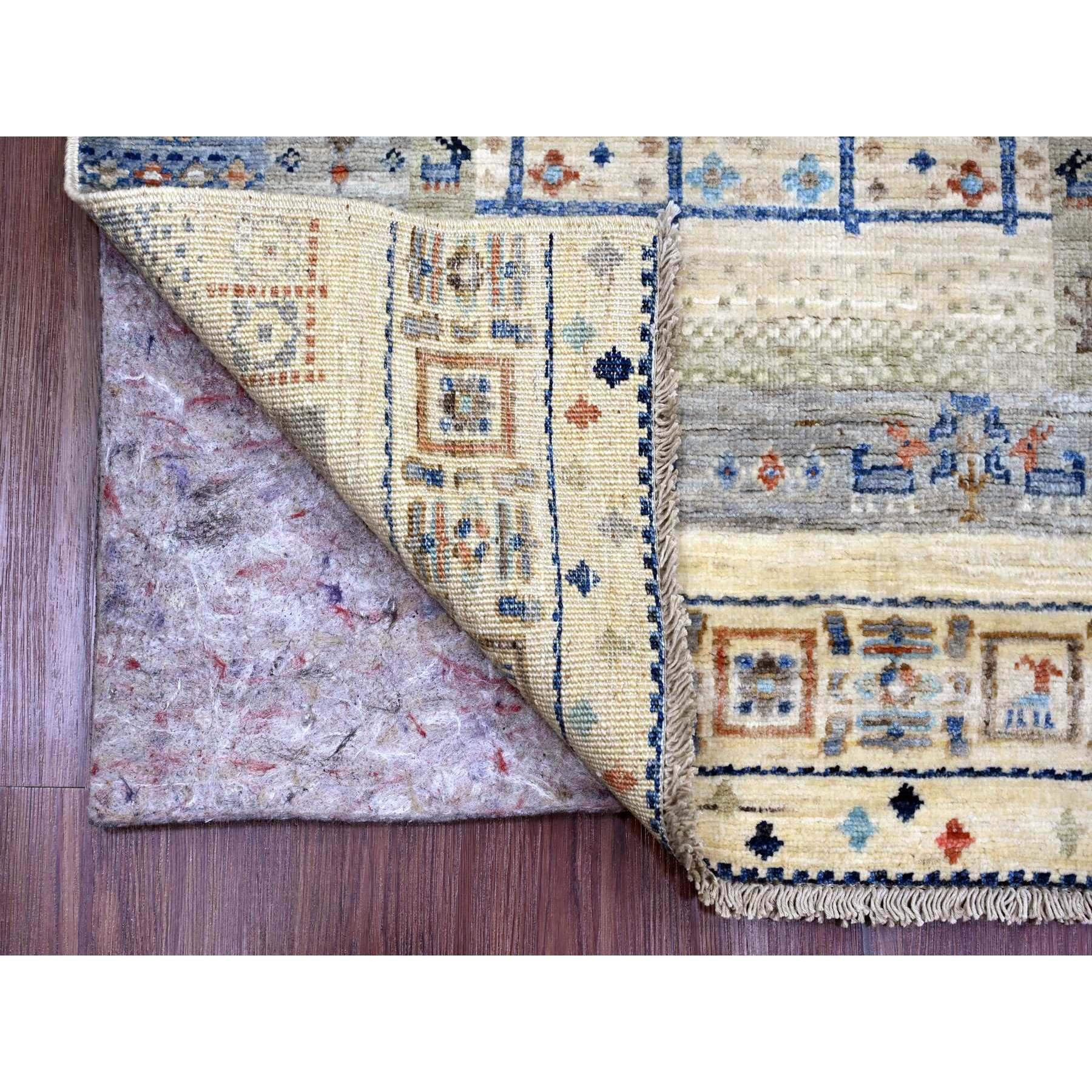 Brauntöne mit Blau, weiche Wolle, feiner Kashkuli Gabbeh mit kleinen Tierfiguren, handgeknüpft, pflanzliche Farbstoffe, Läufer, Orientteppich
Primäre MATERIALIEN: Wolle 
Latex: Kein Flor 
Höhe: 0,25 Zoll
Stil: Traditionell
Grundfarbe: