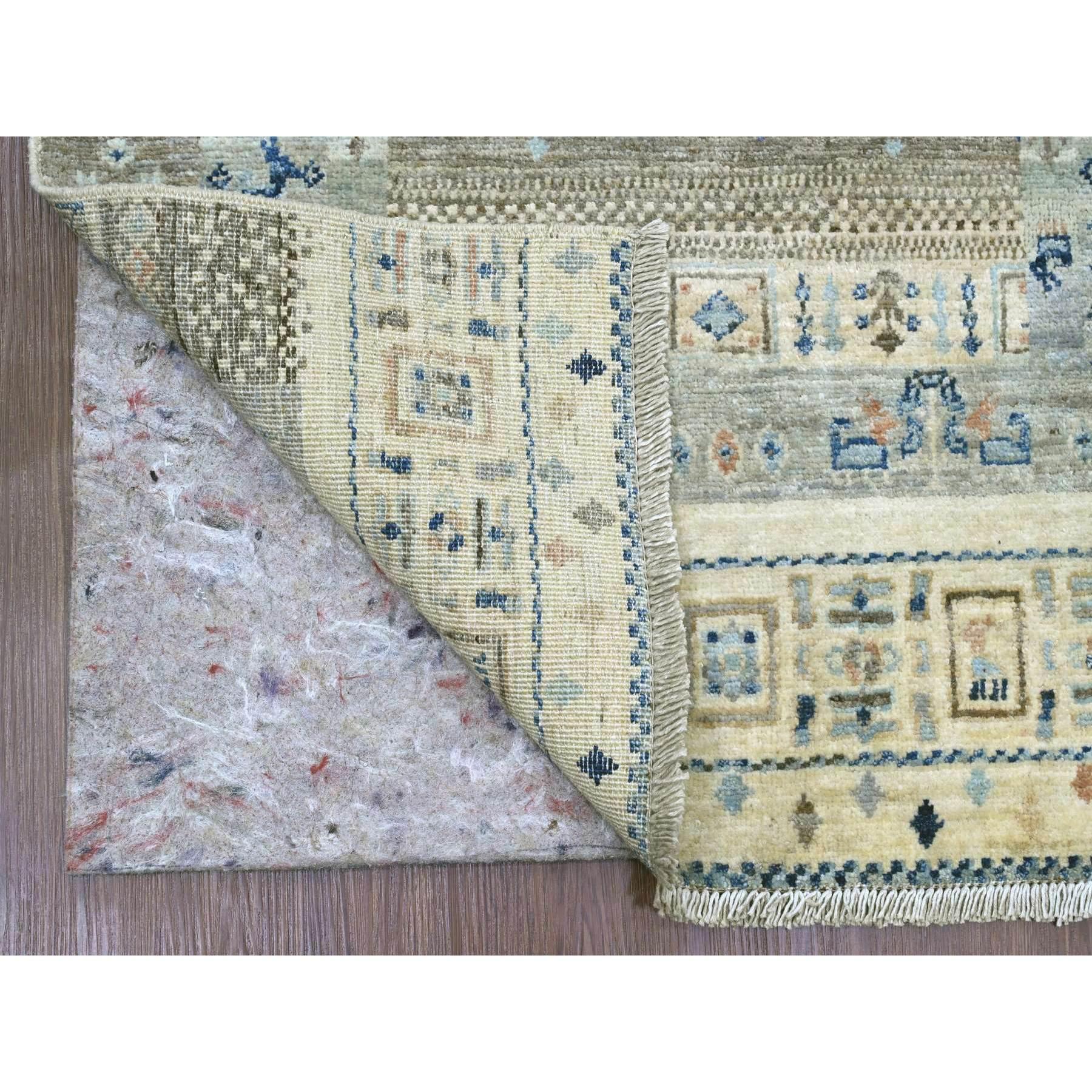 Alabasterweiß, Feiner Kashkuli Gabbeh mit kleinen Tierfiguren, Veggie-Farbstoffe, Weiche Wolle, Handgeknüpft, Läufer, Orientteppich
Primäre MATERIALIEN: Wolle
Latex: Kein Flor 
Höhe: 0,25 Zoll
Stil: Traditionell
Grundfarbe: Elfenbein
Sekundäre