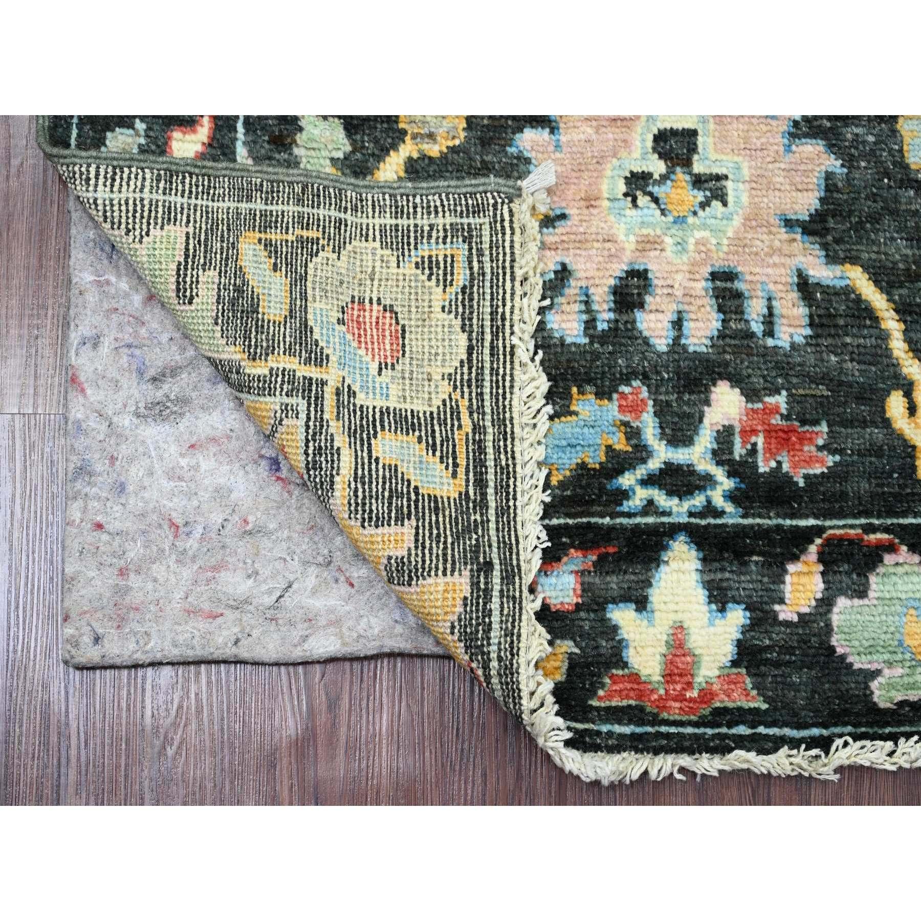 Cuir noir, Afghan Angora Oushak avec des couleurs audacieuses Design/One, noué à la main, teintures végétales, 100% laine, Couloir, Tapis d'Orient
Matières premières : Laine
Latex : Pas de poils 
hauteur : 0,25 pouces
Style : Transitionnel
Couleur