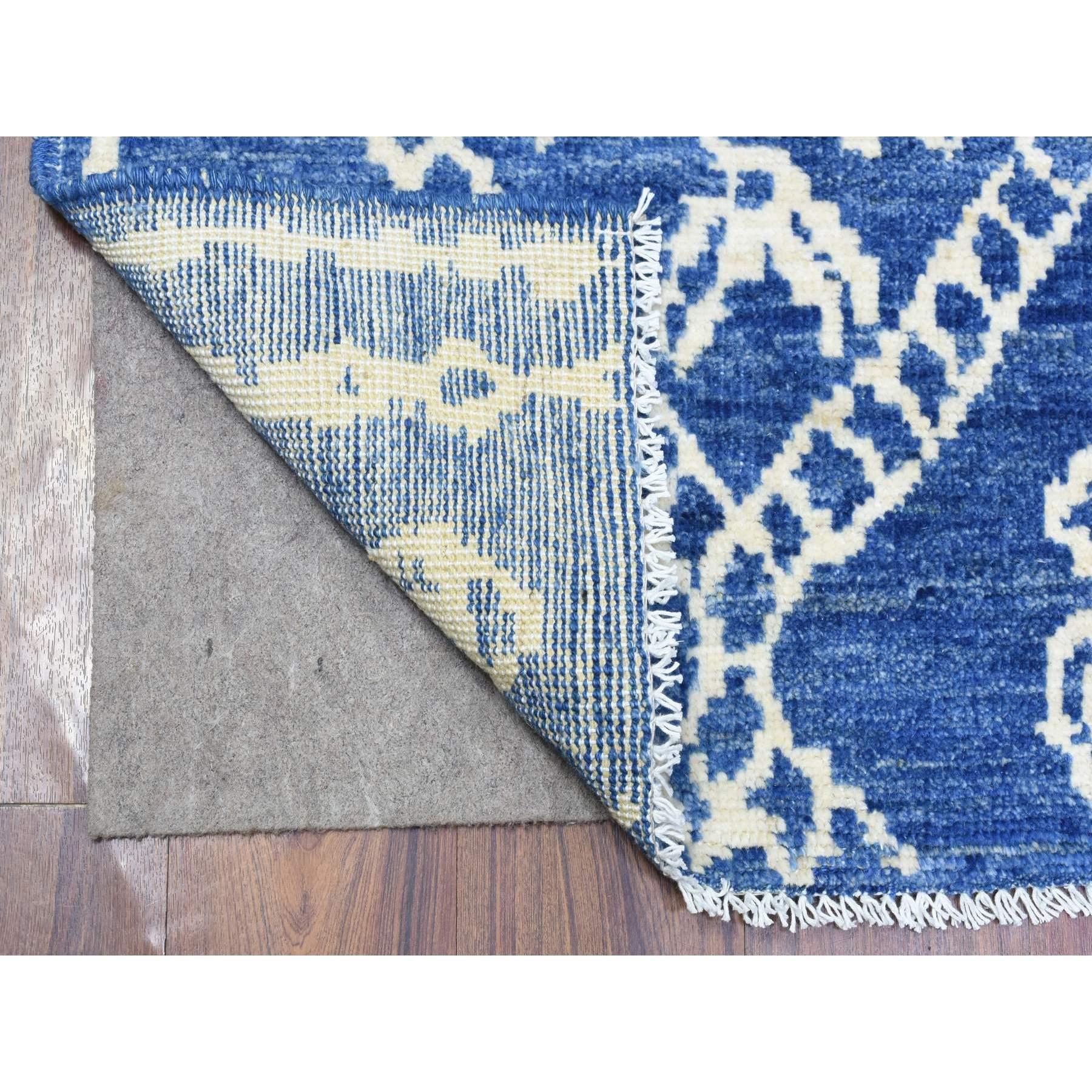 Si tratta di un autentico esemplare unico di Denim Blue, Boujaad Moroccan Berber Design con disegno geometrico triangolare a tintura naturale, lana vellutata annodata a mano, Runner Oriental Rugs. È stato annodato per mesi e mesi nella secolare