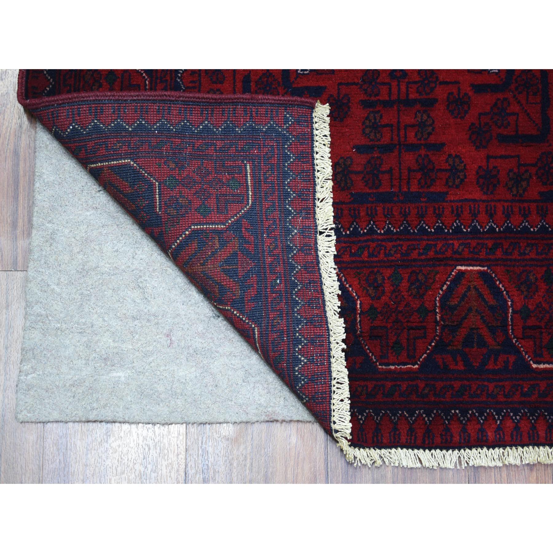 Si tratta di un autentico esemplare unico di tappeto orientale rosso dal design tribale annodato a mano in lana Khamyab. È stato annodato per mesi e mesi con tecniche di tessitura secolari da esperti artigiani.
Materiali primari: Lana
Lattice: No