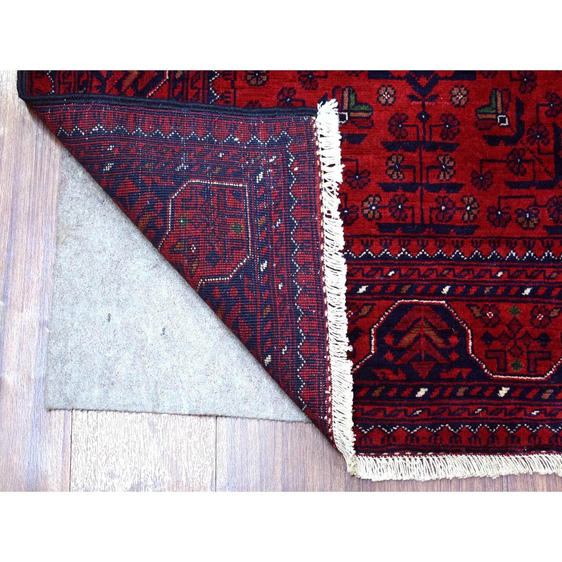 Si tratta di un autentico esemplare unico di rosso intenso e saturo, Khamyab afgano annodato a mano con disegno geometrico, lana vellutata, tappeto orientale Runner. È stato annodato per mesi e mesi con tecniche di tessitura secolari da esperti