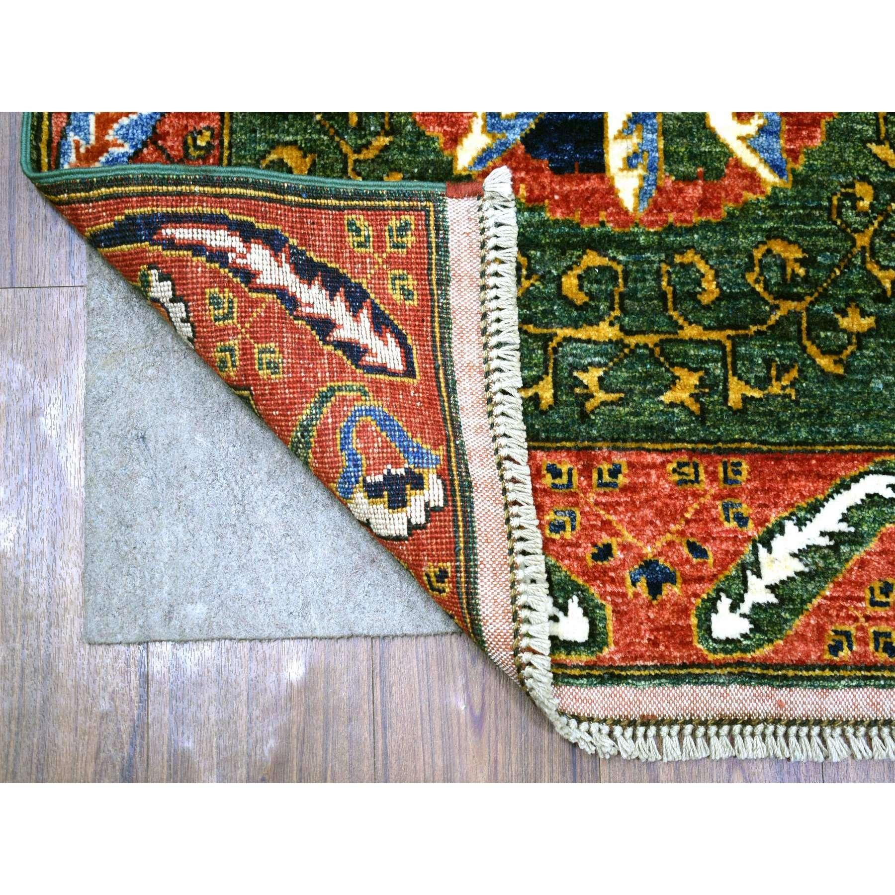 Il s'agit d'un véritable tapis d'Orient vert olive, en laine douce nouée à la main, Turkeman Ersari, avec un design de médaillons tribaux, teintures naturelles, densément tissé. Il a été noué pendant des mois et des mois dans le cadre d'un tissage