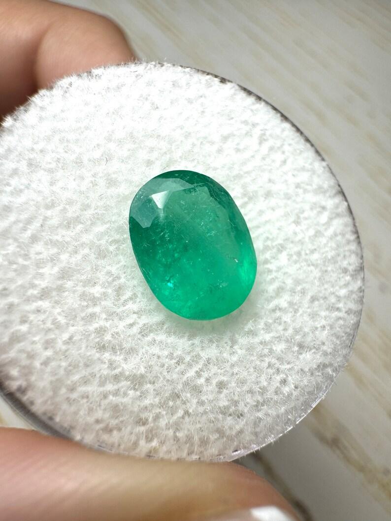 A. Stone: Smeraldo
Peso: 2,11 carati
Forma: Taglio ovale
Chiarezza: Semi-trasparente
Lucentezza: Buona
Colore: verde bluastro medio
Misure: 9,65 mm x 7,75 mm x 4,48 mm
Origine geografica: Colombia
Trattamento: Naturale, oliatura

Commenti: A causa