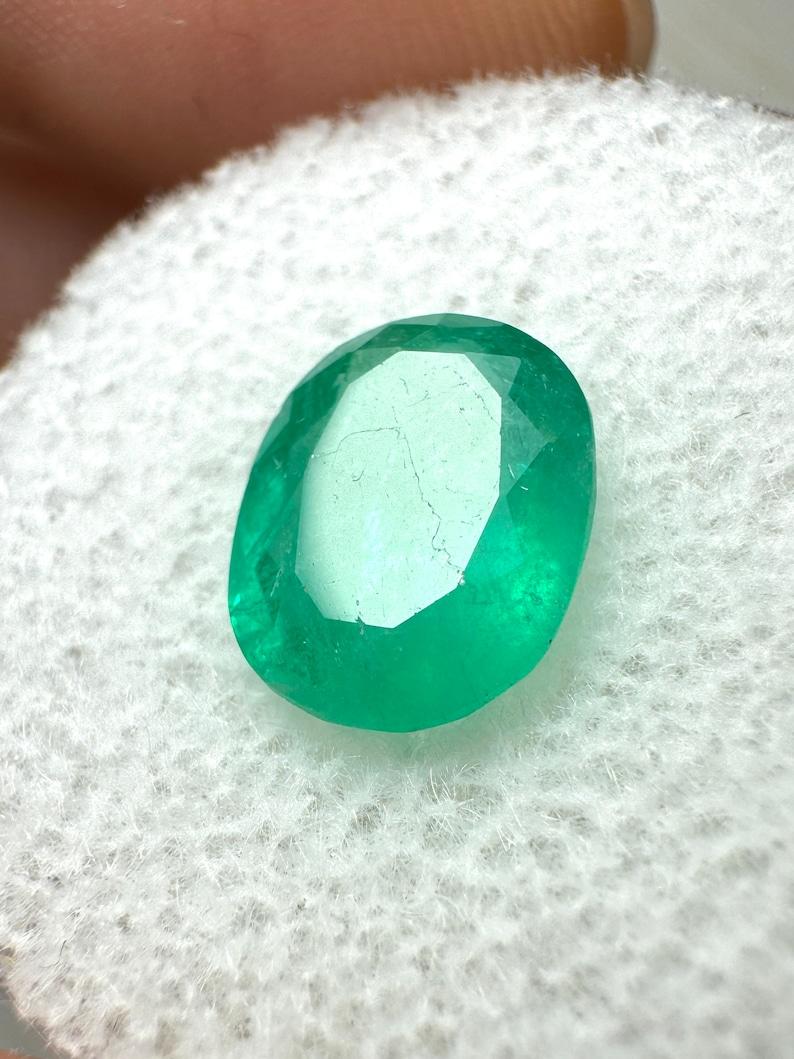 Moderno Smeraldo colombiano medio verde bluastro da 2,11 carati 10x8 - Gemma di maggio dal taglio ovale in vendita