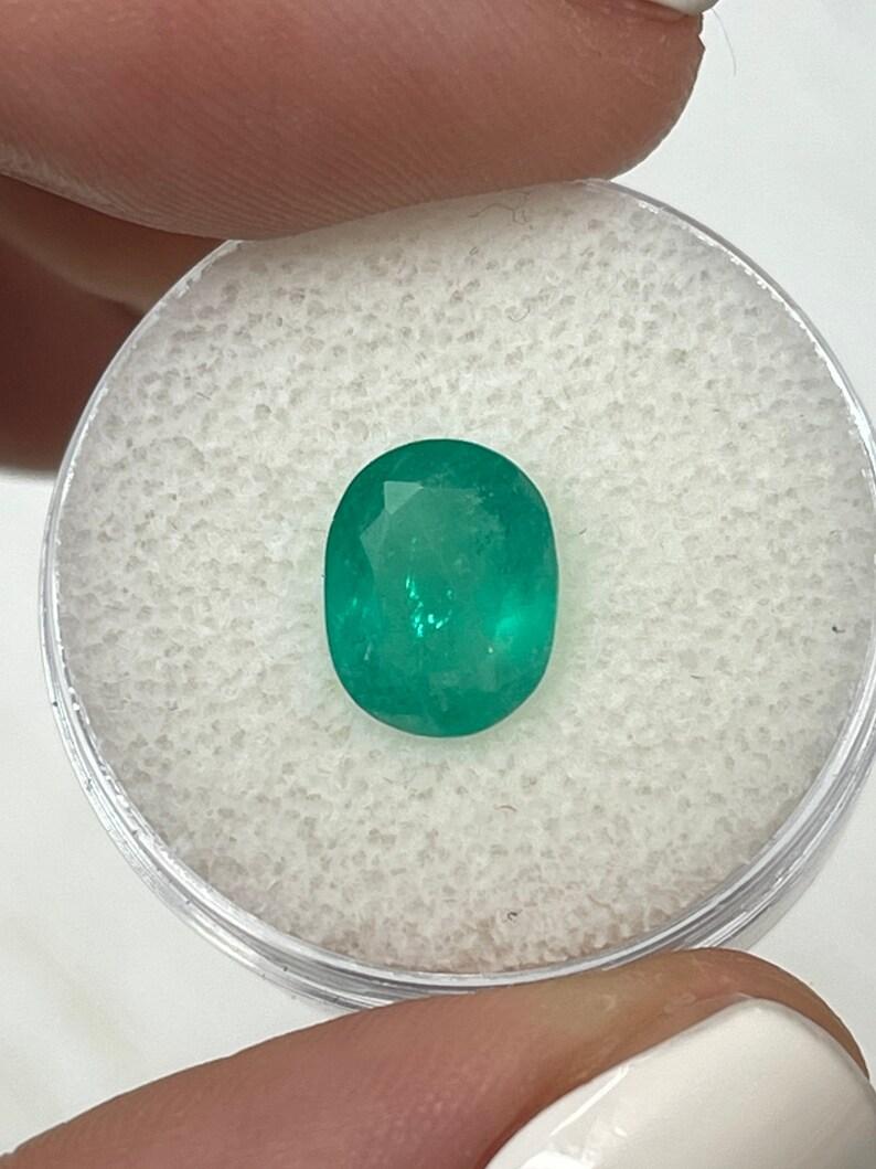 Taglio ovale Smeraldo colombiano medio verde bluastro da 2,11 carati 10x8 - Gemma di maggio dal taglio ovale in vendita