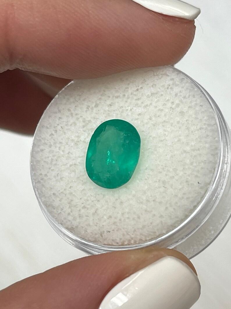 Smeraldo colombiano medio verde bluastro da 2,11 carati 10x8 - Gemma di maggio dal taglio ovale In condizioni Nuovo in vendita a Jupiter, FL