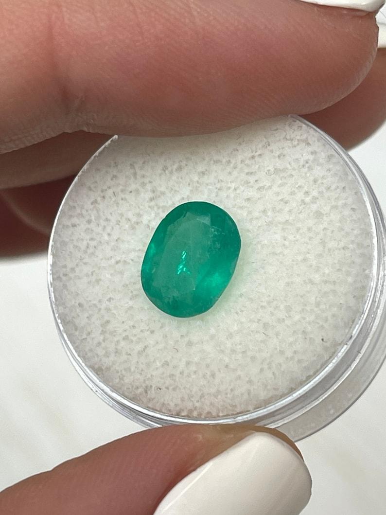 Smeraldo colombiano medio verde bluastro da 2,11 carati 10x8 - Gemma di maggio dal taglio ovale in vendita 1