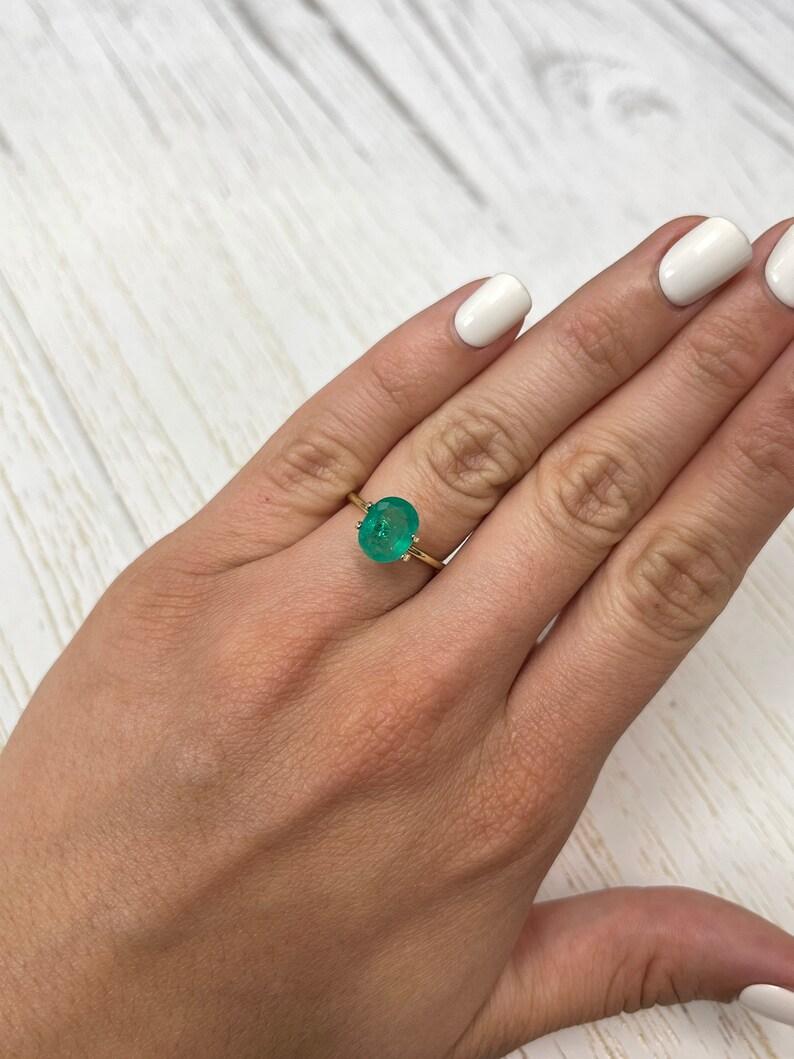 Smeraldo colombiano medio verde bluastro da 2,11 carati 10x8 - Gemma di maggio dal taglio ovale in vendita 3