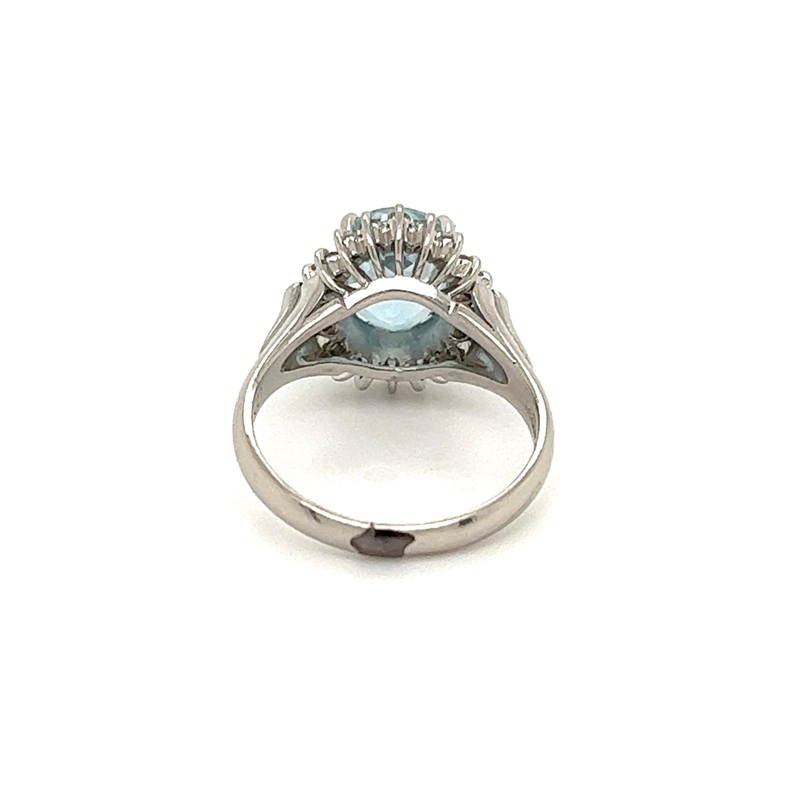 2.11 Carat Aquamarine and Diamond Platinum Ring In Excellent Condition For Sale In Montreal, QC