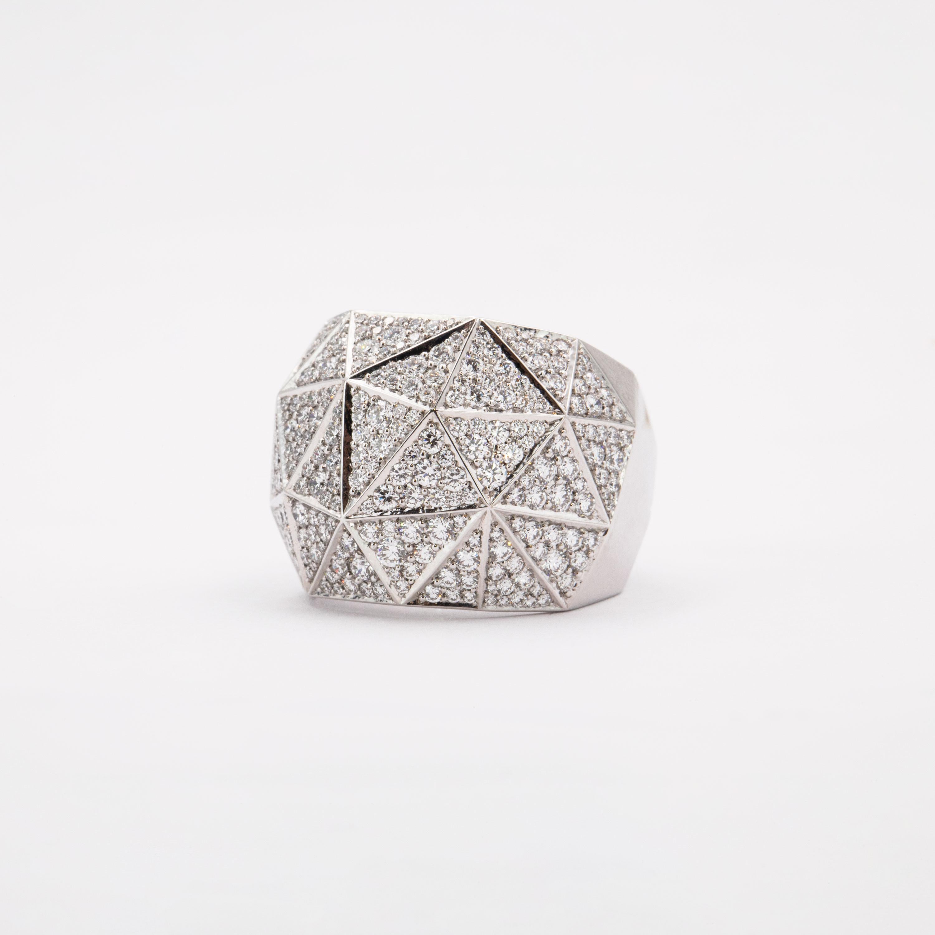 The geometric design of this 18 karat white gold ring is rather refined, displaying 288 brilliant-cut diamonds set in triangular surfaces. Polygonal planes are encrusted with a total of 2.11 carats of white diamonds (F / VVS). Their sloping