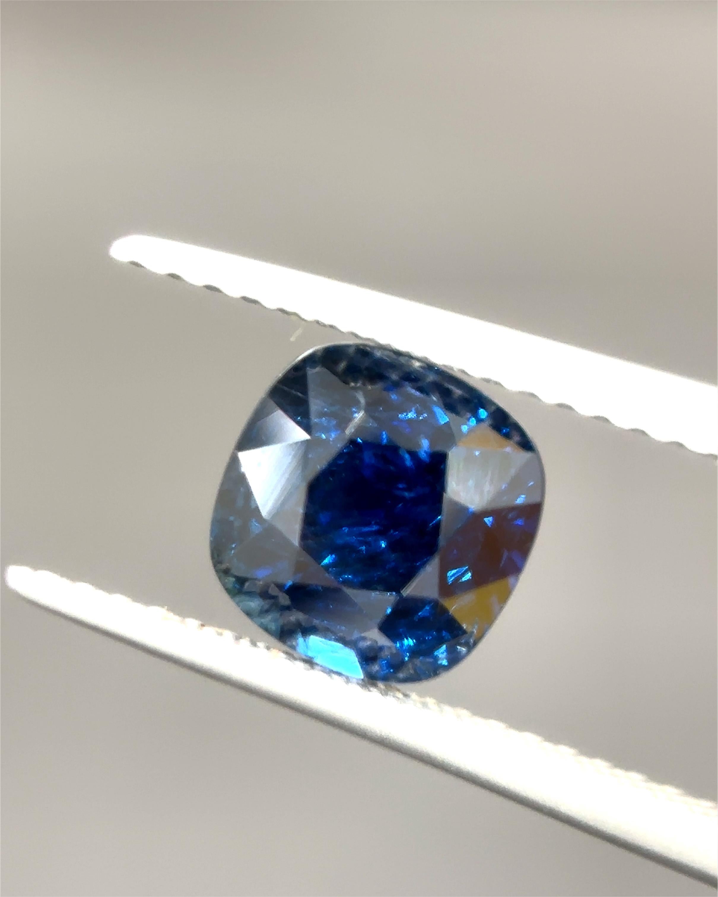 Saphir bleu de Birmanie certifié Gubelin et non chauffé de 2,11 carats Neuf - En vente à Kowloon, HK