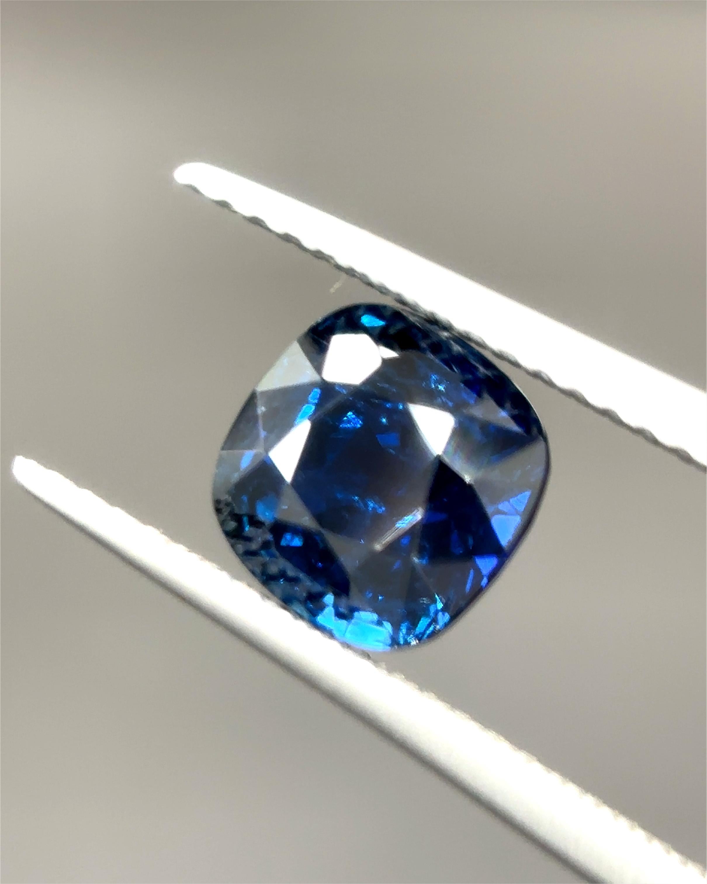 Saphir bleu de Birmanie certifié Gubelin et non chauffé de 2,11 carats en vente 1