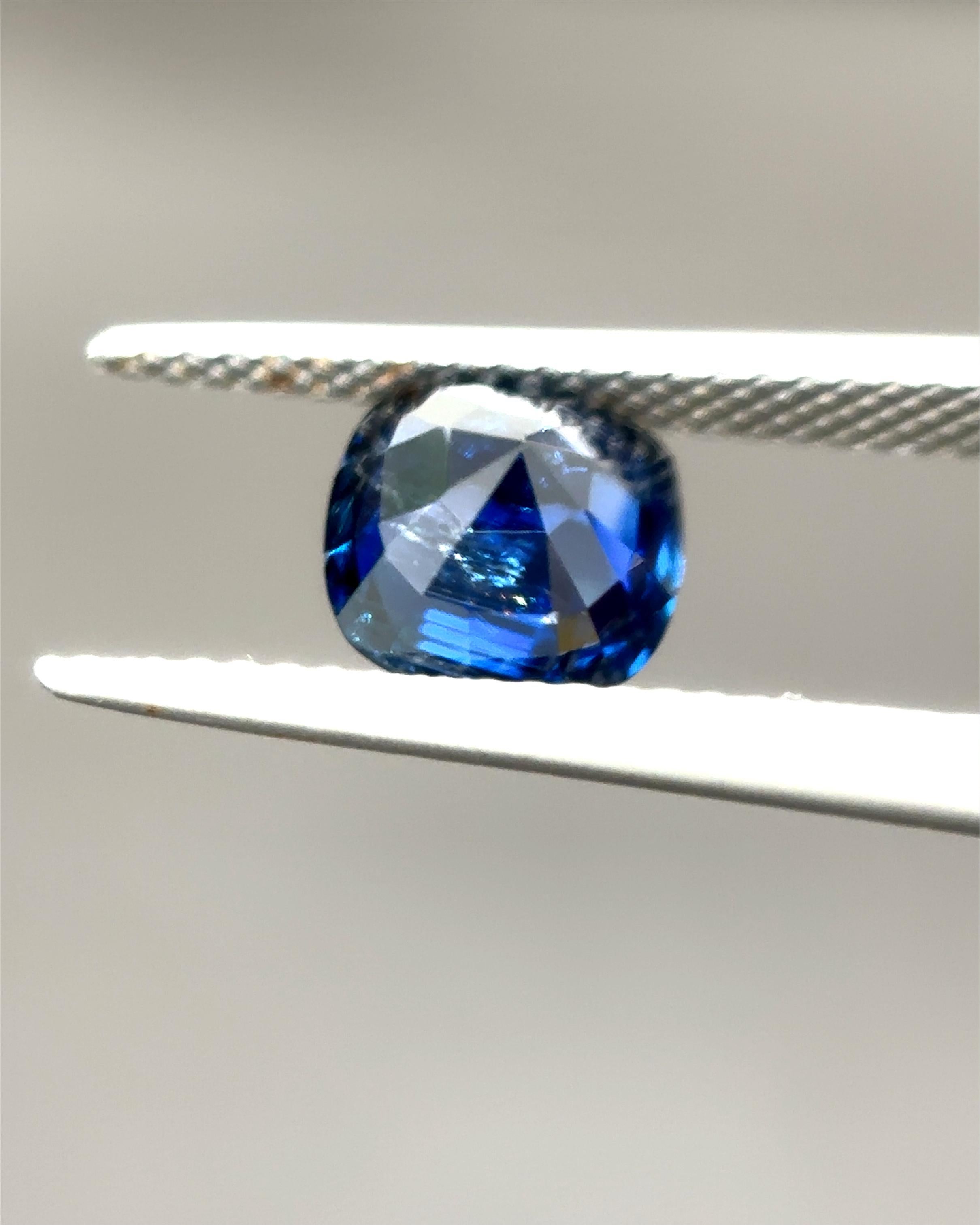 Saphir bleu de Birmanie certifié Gubelin et non chauffé de 2,11 carats en vente 3