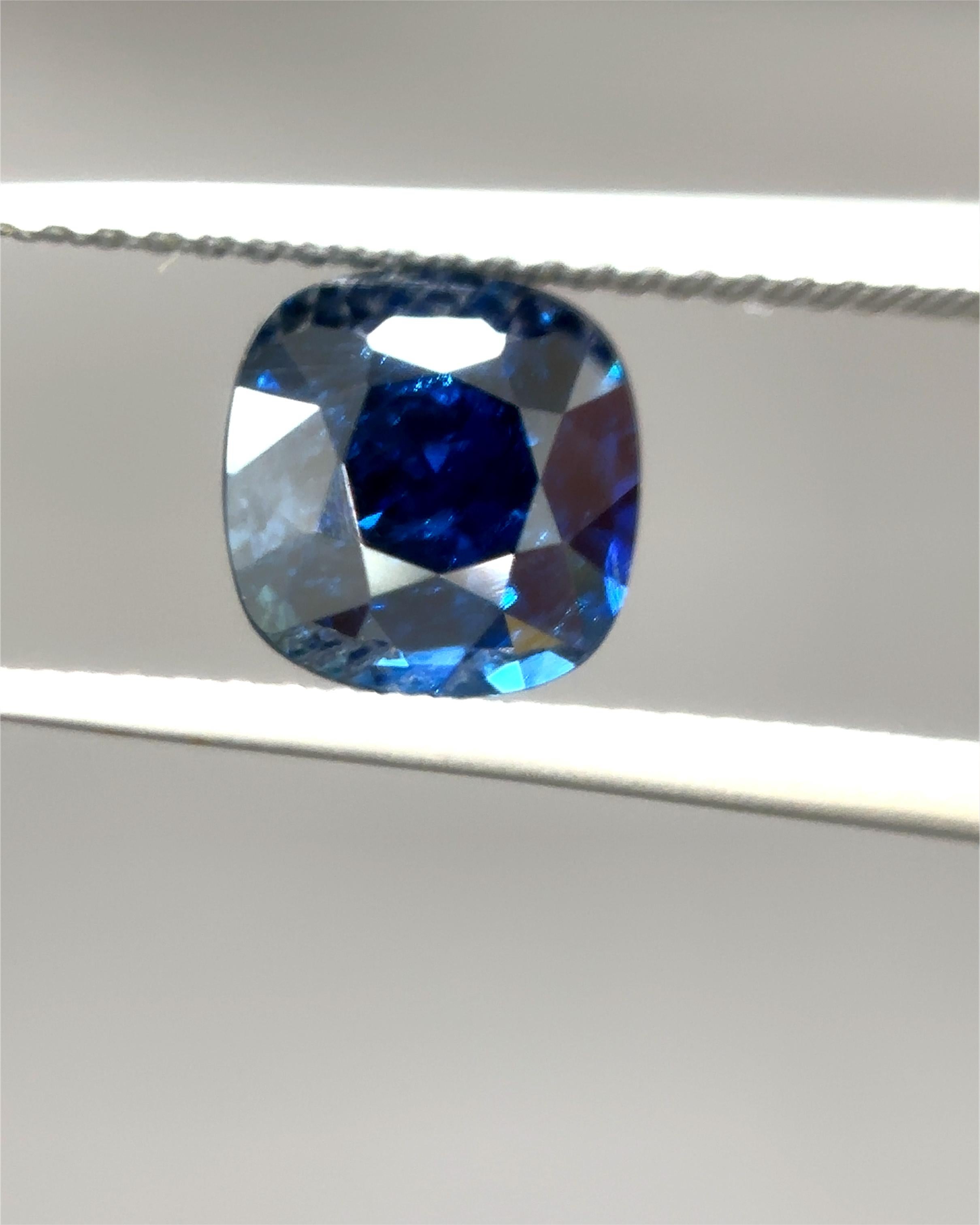 Saphir bleu de Birmanie certifié Gubelin et non chauffé de 2,11 carats en vente 4