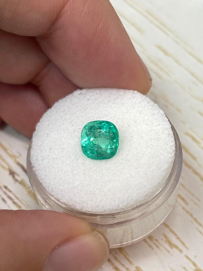 Piedra: Esmeralda
Peso: 2,11 quilates
Forma: Corte de cojín
Claridad: Semitransparente
Lustre: Muy bueno
Color: Verde medio
Medidas: 7,42 mm x 7,22 mm x 6,35 mm
Origen geográfico: Colombia
Tratamiento: Natural, Engrasado

Observaciones: Debido a sus