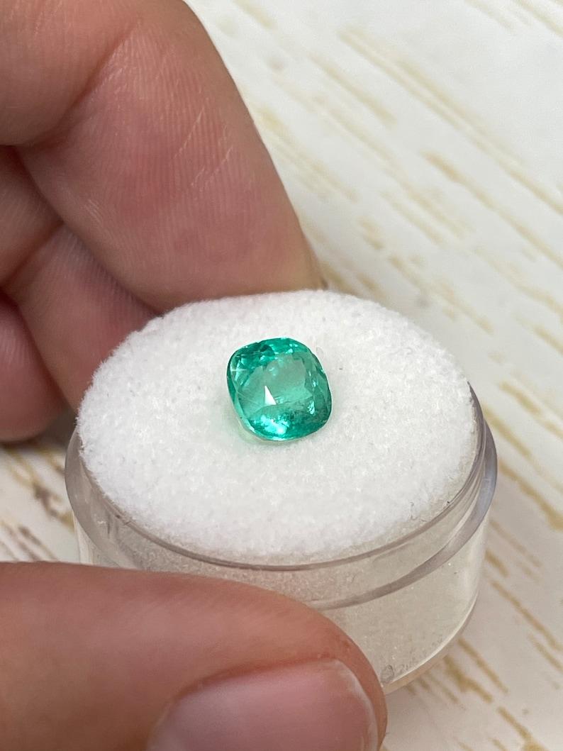 Esmeralda colombiana verde mediana de 2,11 quilates - Gema de mayo tallada en cojín extraída de la tierra en Nuevo estado para la venta en Jupiter, FL
