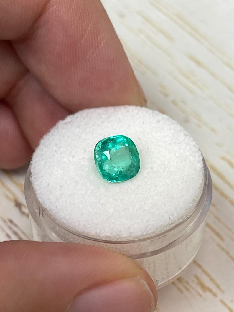Esmeralda colombiana verde mediana de 2,11 quilates - Gema de mayo tallada en cojín extraída de la tierra Corte cojín en venta
