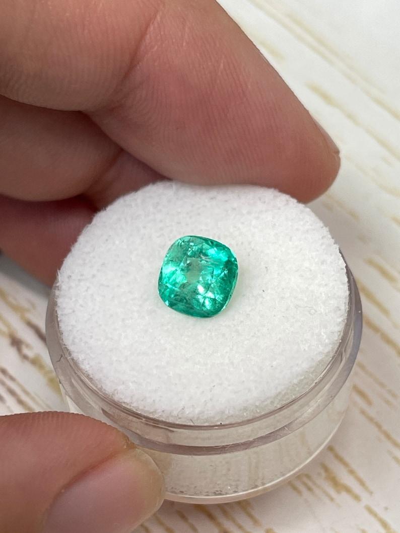 Esmeralda colombiana verde mediana de 2,11 quilates - Gema de mayo tallada en cojín extraída de la tierra Moderno en venta