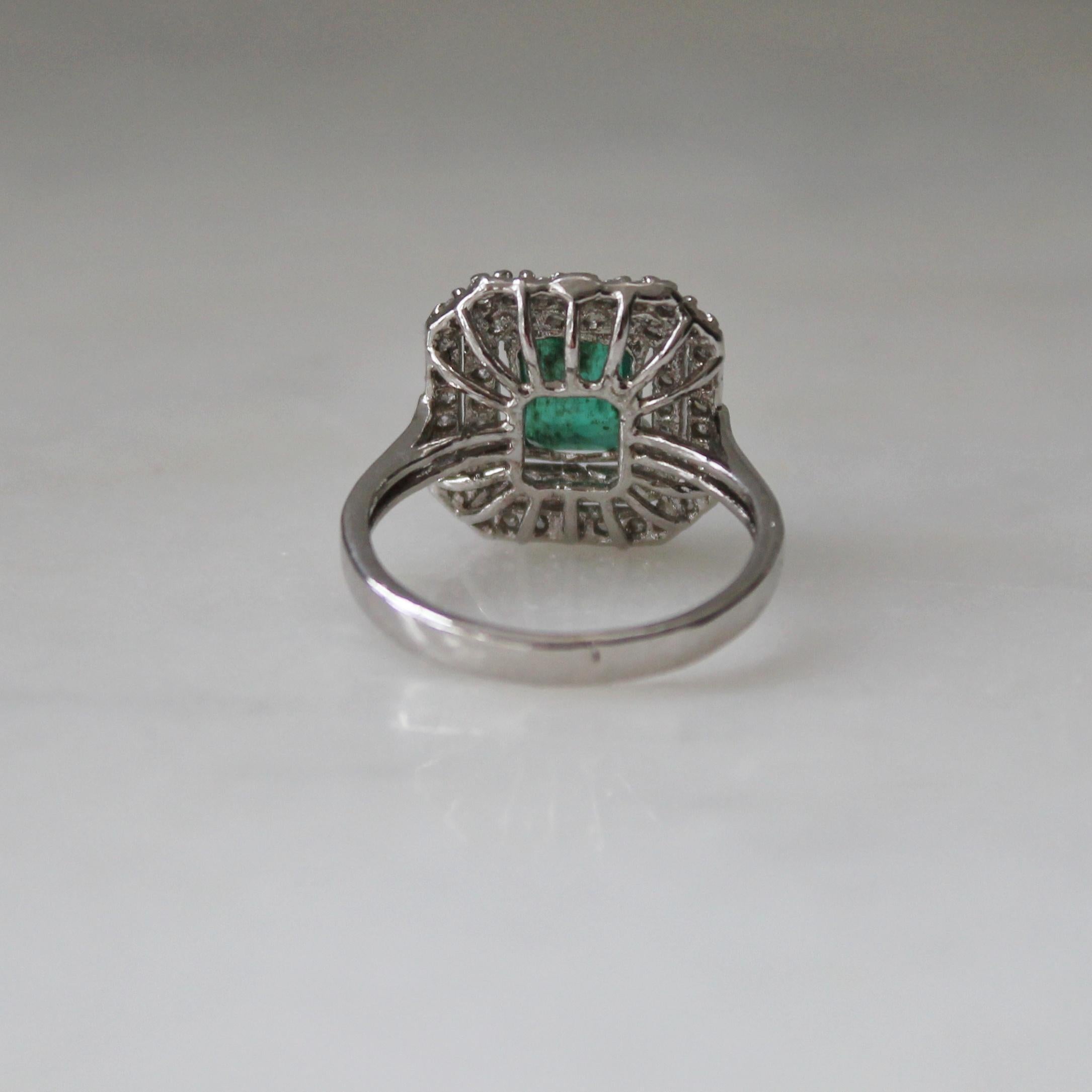 Women's 2.11 Carat Natural Emerald Ring For Sale